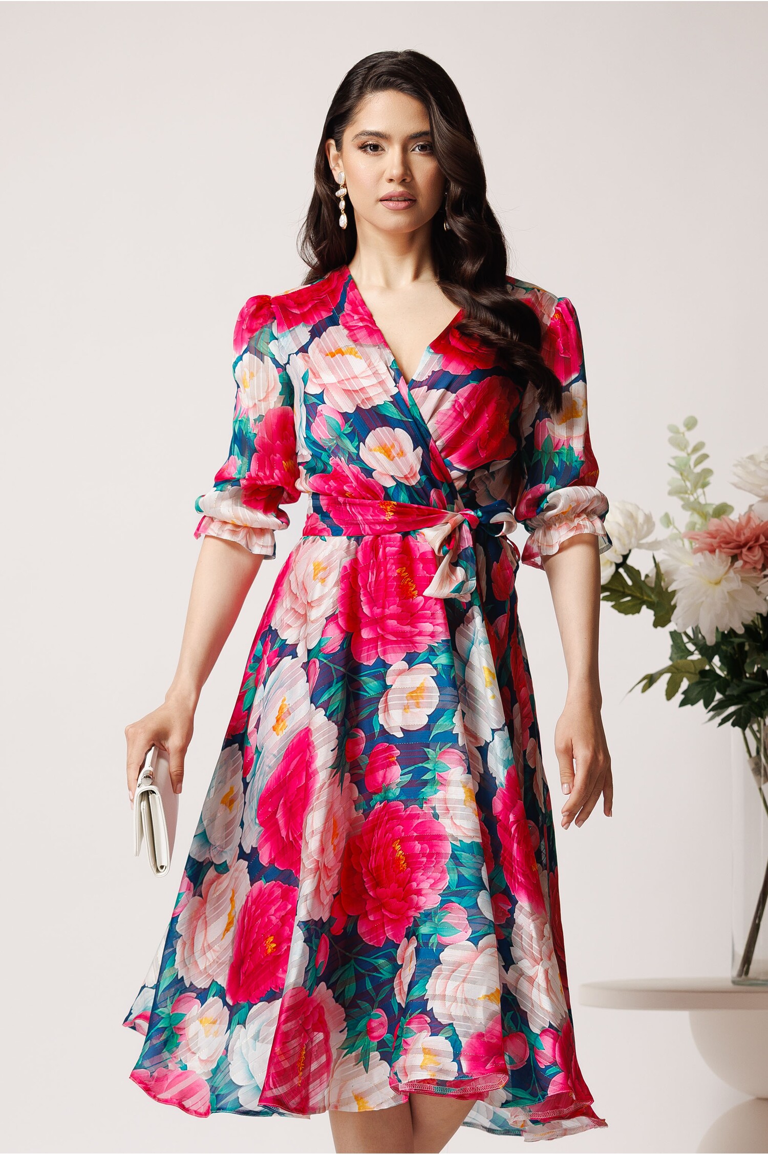 Rochie midi fucsia cu trandafiri din voal în clos cu cordon Rochie midi fucsia cu trandafiri din voal în clos cu cordon