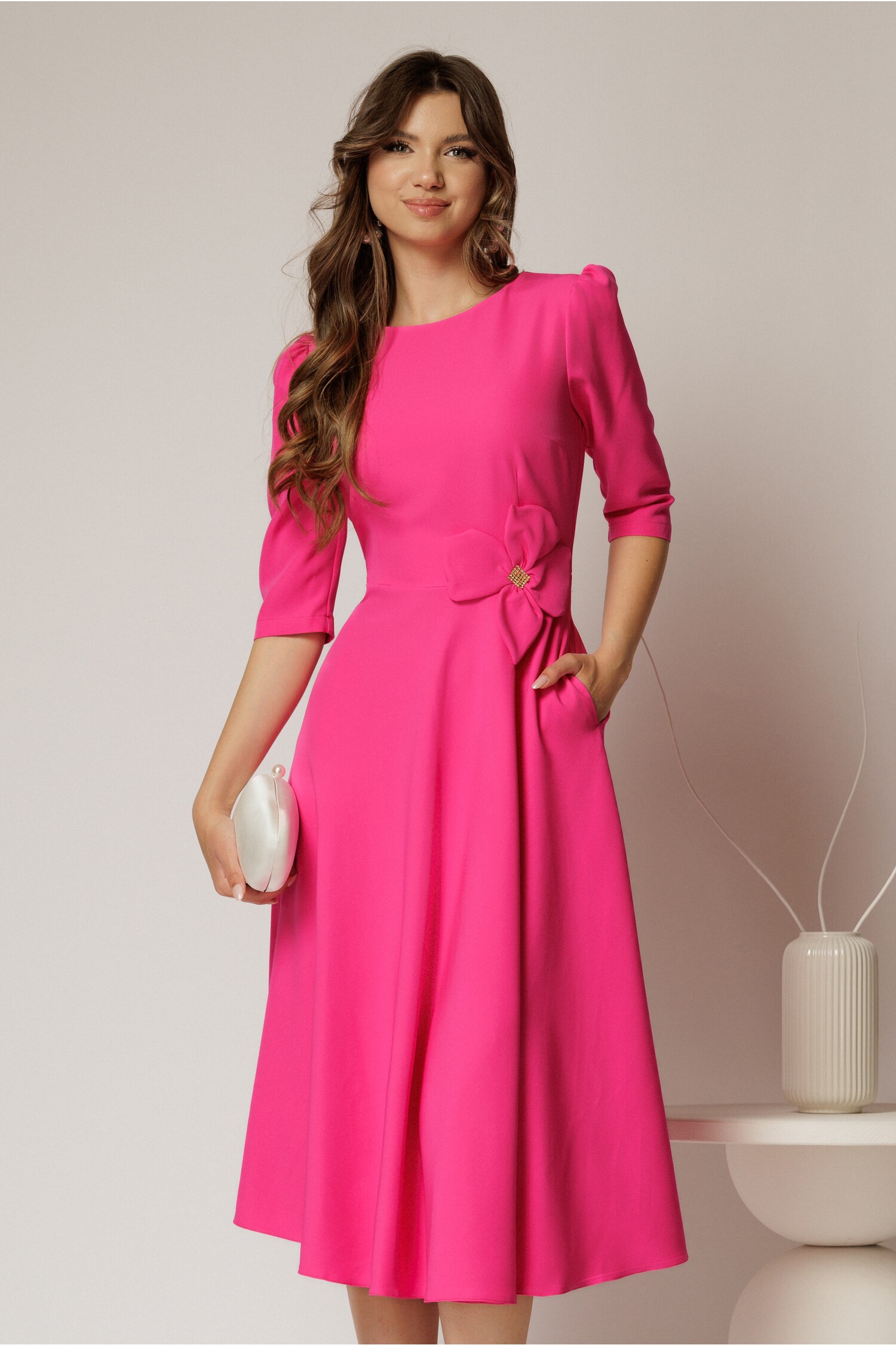 Rochie midi fucsia din stofă în clos cu floare în talie – DY Fashion Rochie midi fucsia din stofă în clos cu floare în talie – DY Fashion