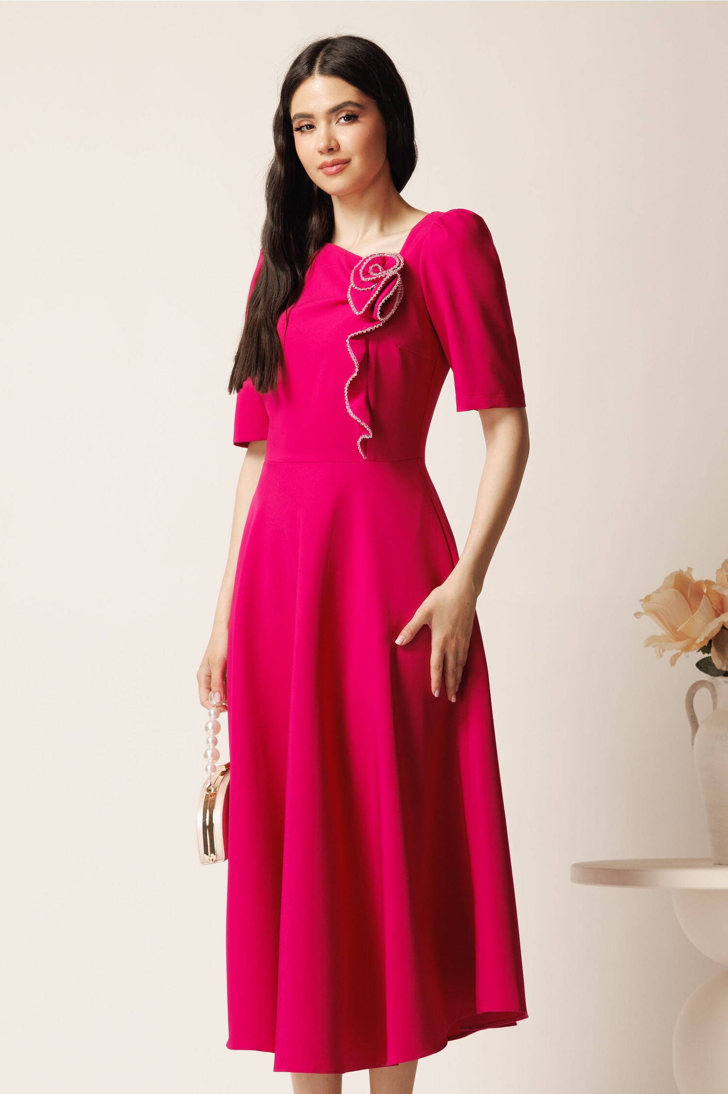 Rochie midi fucsia din stofă cu floare și mărgeluțe – LaDonna Rochie midi fucsia din stofă cu floare și mărgeluțe – LaDonna