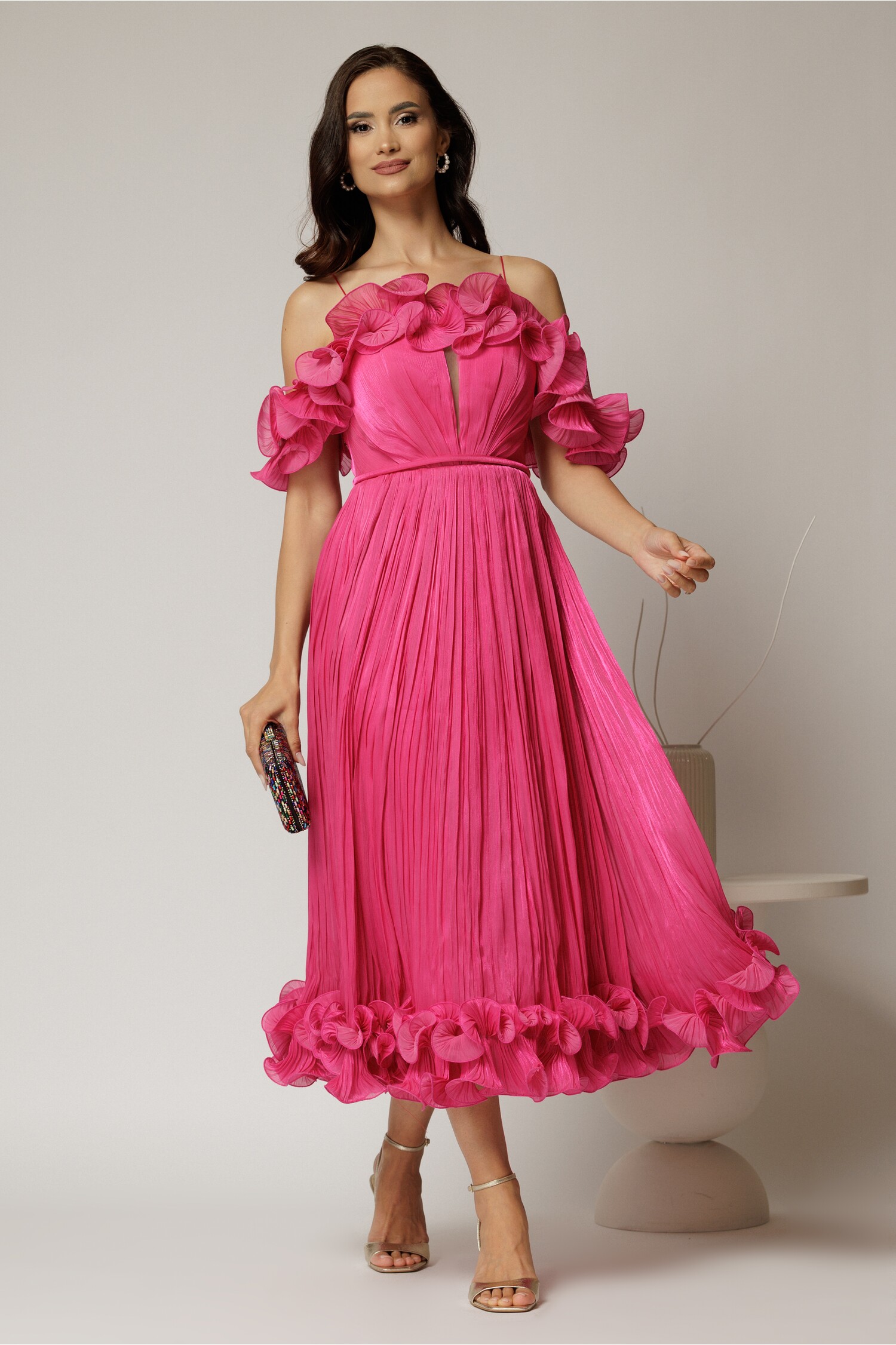 Rochie midi fucsia în clos din voal satinat cu volanase Rochie midi fucsia în clos din voal satinat cu volanase