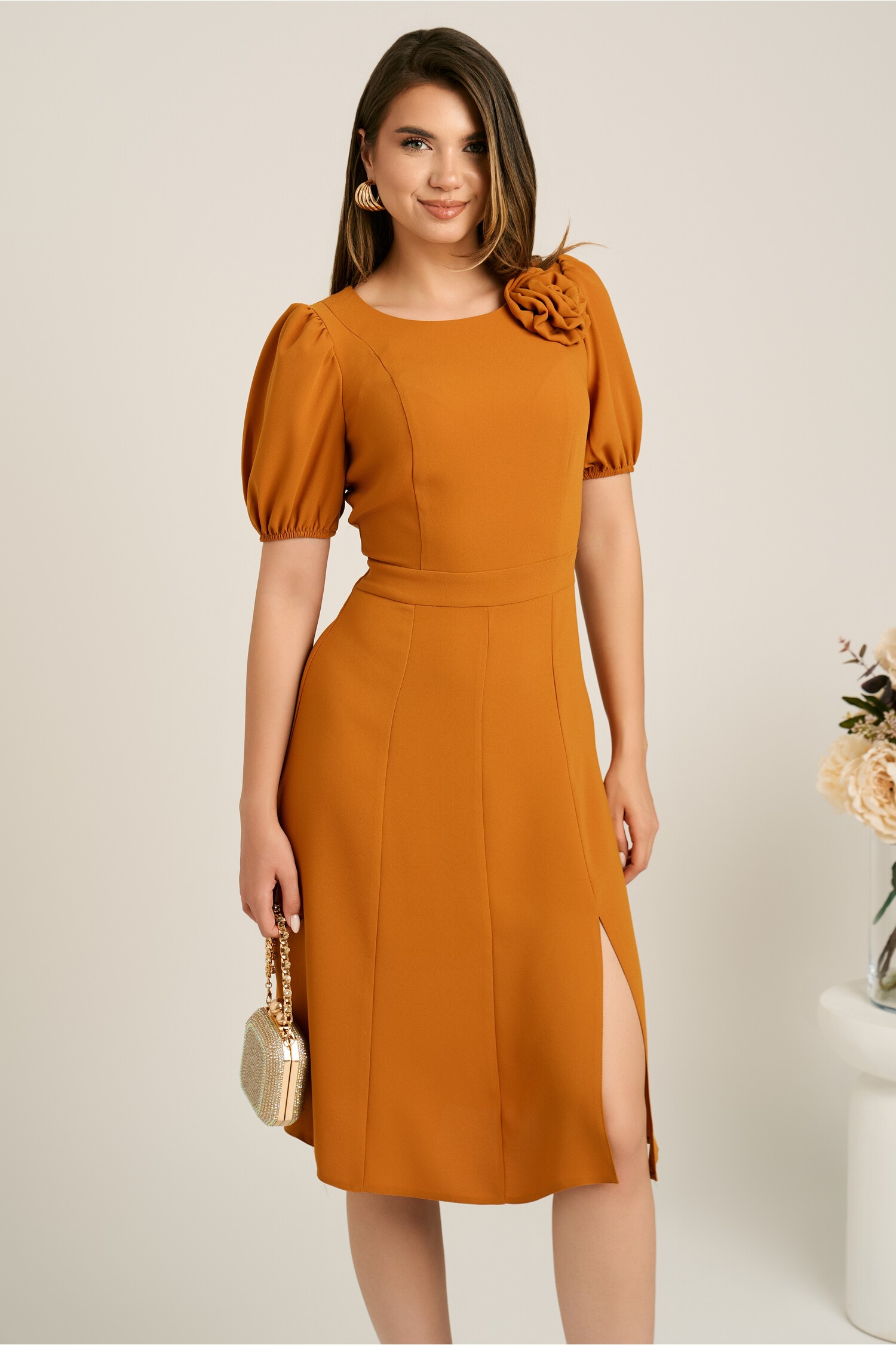Rochie midi galben muștar din crep cu floare la bust – Moze Rochie midi galben muștar din crep cu floare la bust – Moze
