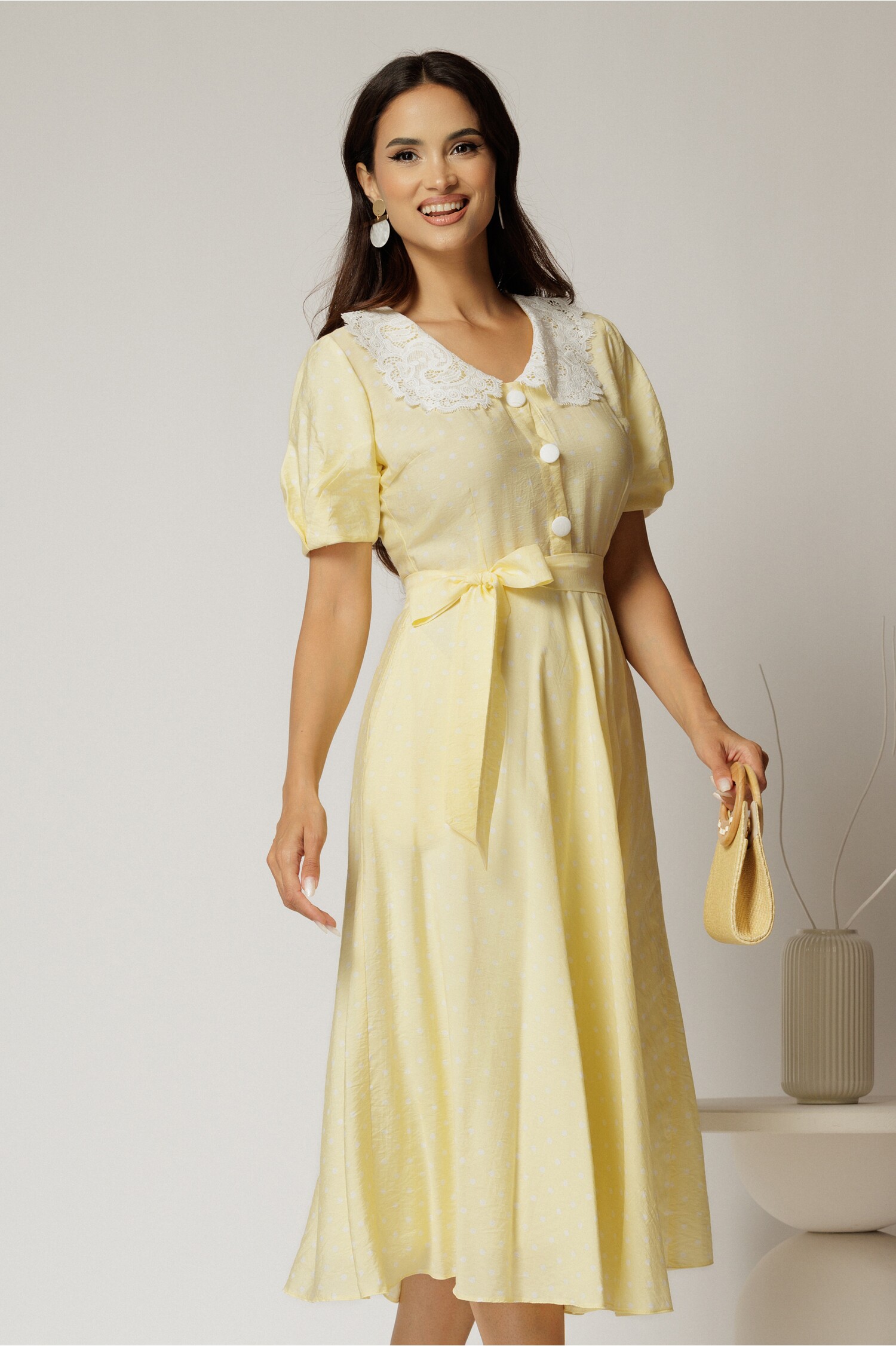 Rochie midi galbenă cu buline și guler brodat – DY Fashion Rochie midi galbenă cu buline și guler brodat – DY Fashion