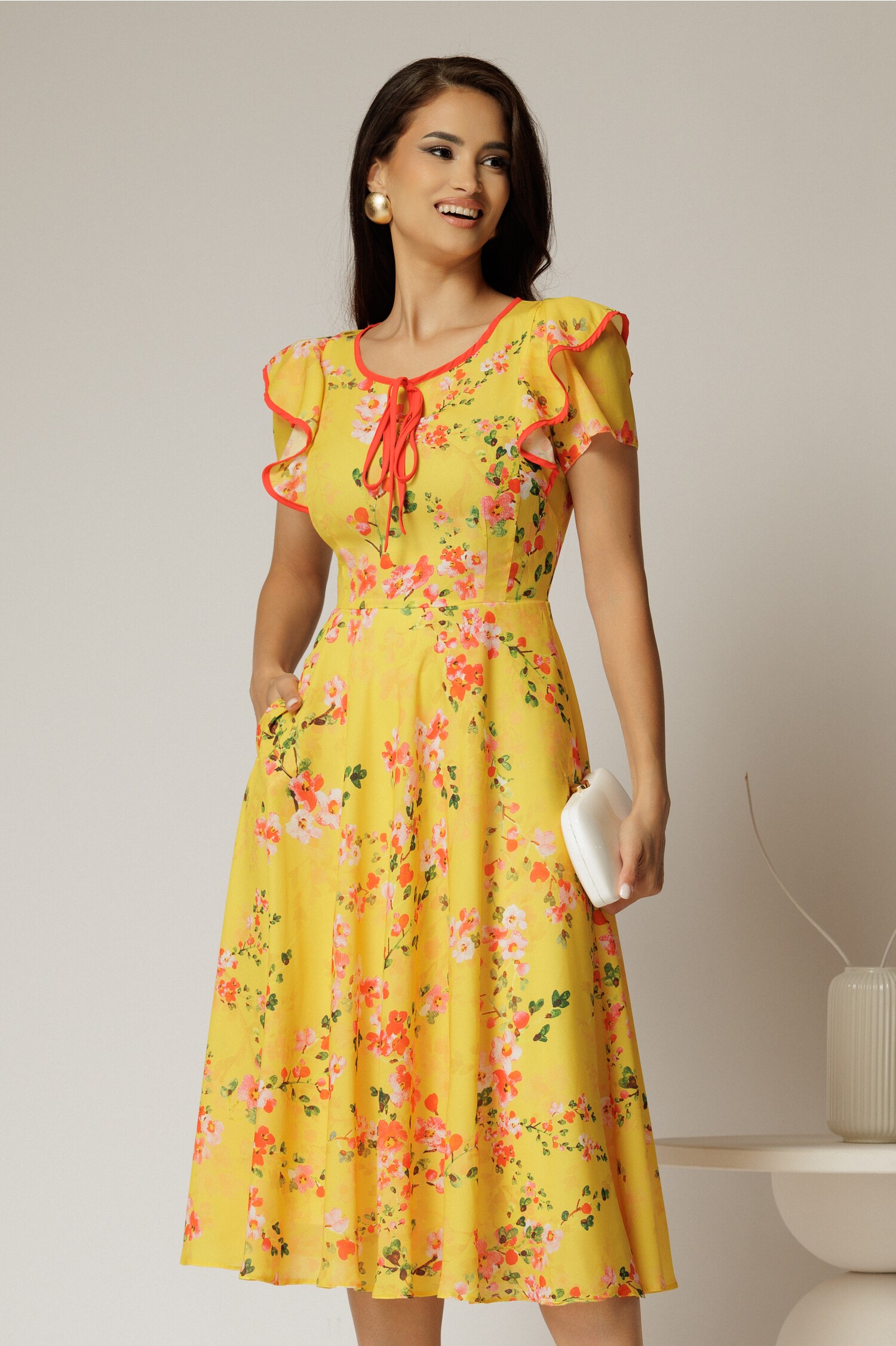 Rochie midi galbenă de zi cu imprimeuri florale și volănașe la mâneci – DY Fashion Rochie midi galbenă de zi cu imprimeuri florale și volănașe la mâneci – DY Fashion