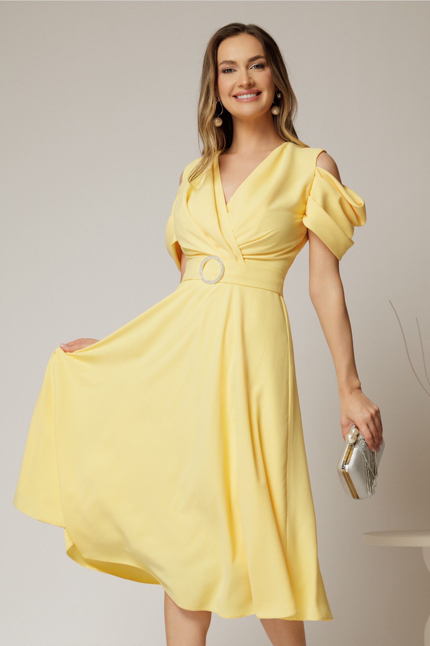 Rochie midi galbenă din voal cu decupaje la umeri și cordon în talie – DY Fashion Rochie midi galbenă din voal cu decupaje la umeri și cordon în talie – DY Fashion