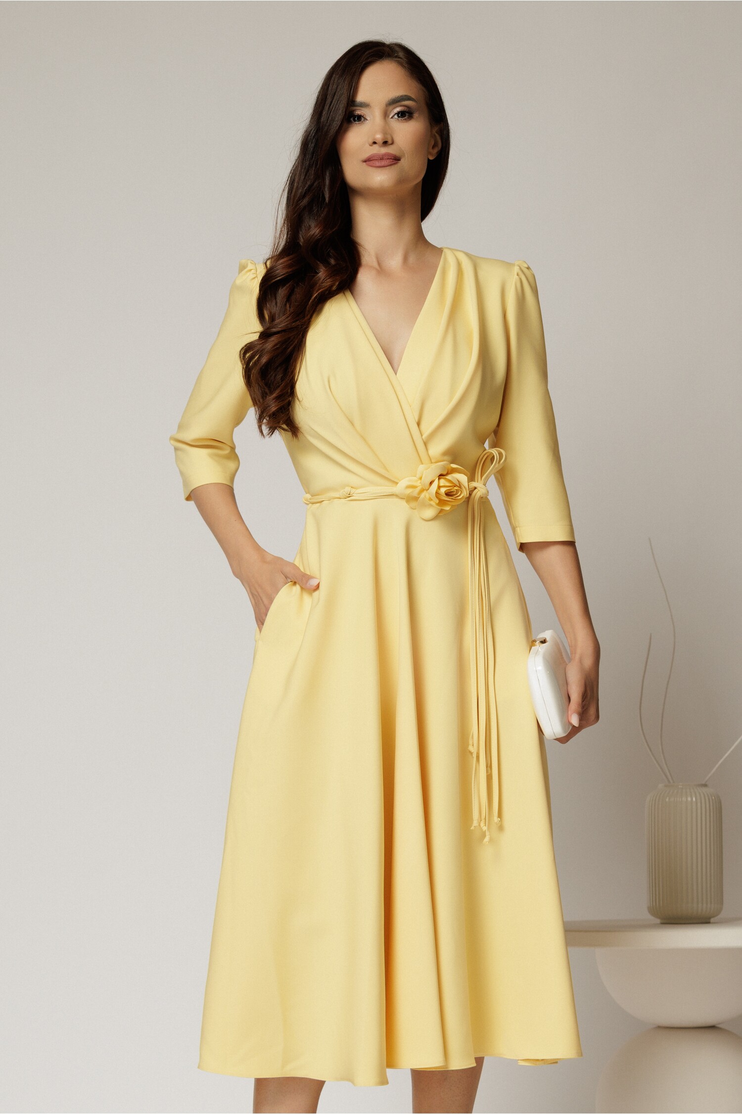 Rochie midi galbenă din stofă cu floare în talie Rochie midi galbenă din stofă cu floare în talie