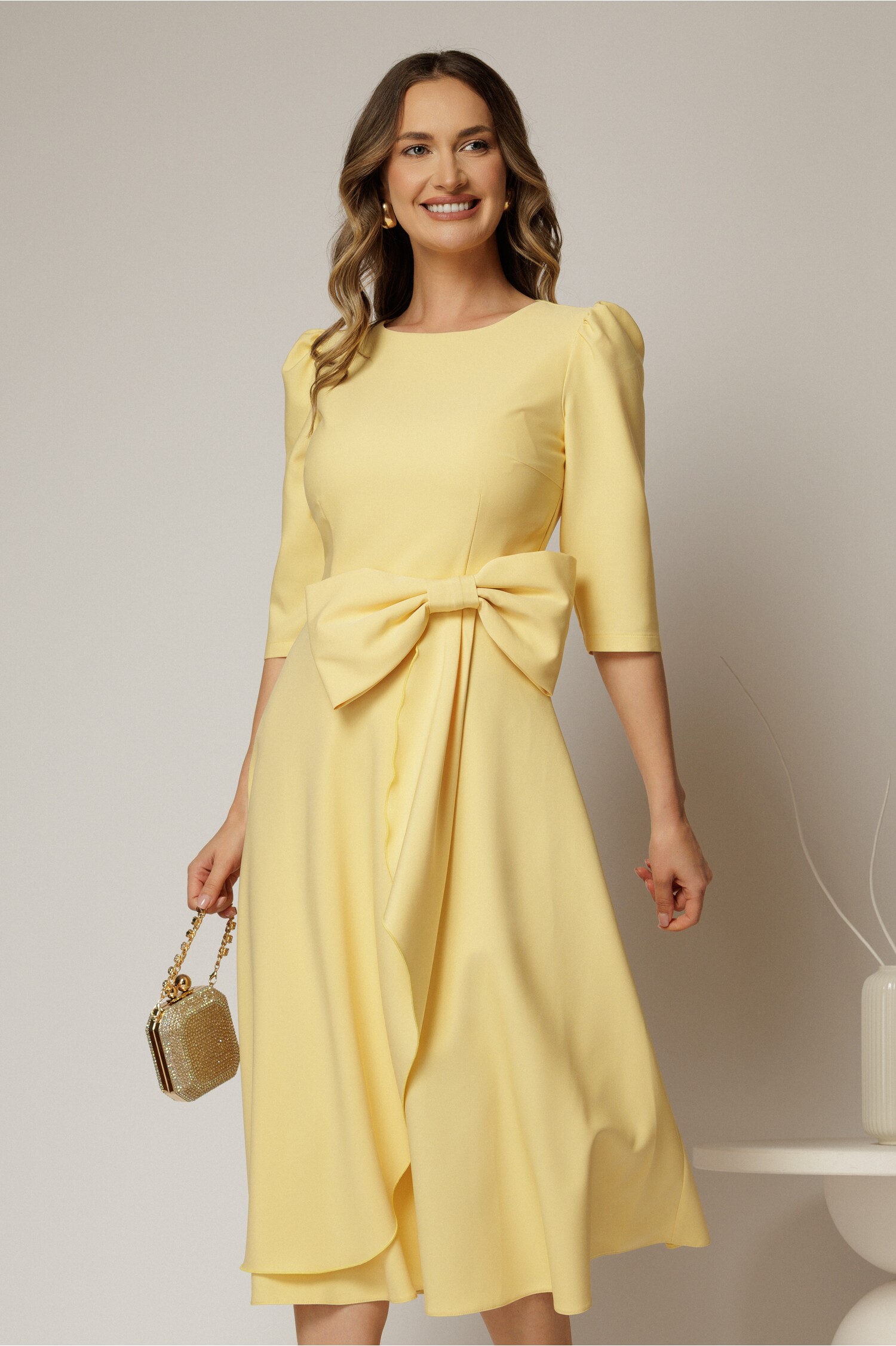 Rochie midi galbenă cu funda amplă pe talie și decolteu rotund, maneci trei sferturi – DY Fashion Rochie midi galbenă cu funda amplă pe talie și decolteu rotund, maneci trei sferturi – DY Fashion
