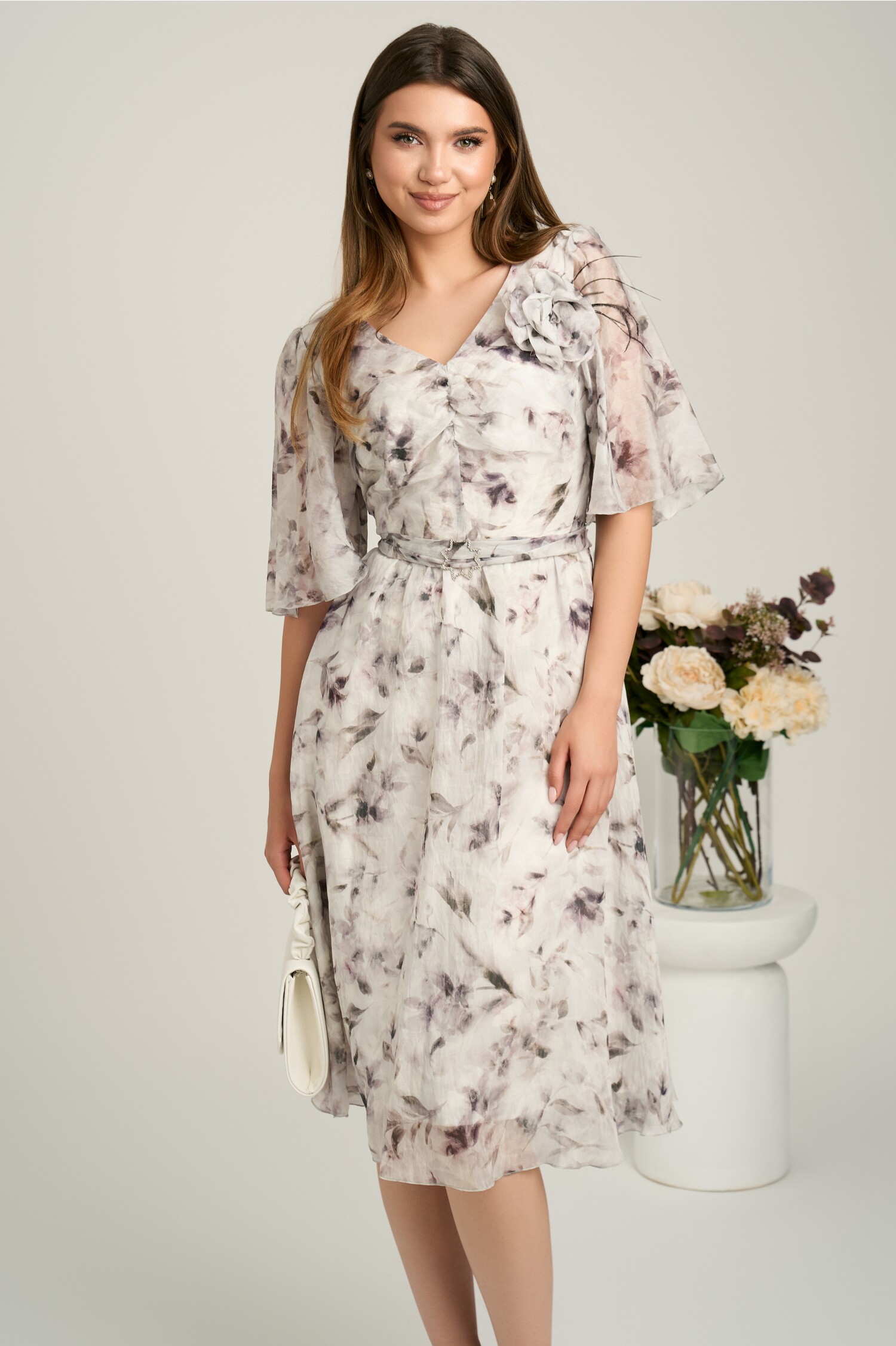 Rochie gri din voal, lungime midi, cu imprimeuri și floare maxi – Viada Rochie gri din voal, lungime midi, cu imprimeuri și floare maxi – Viada