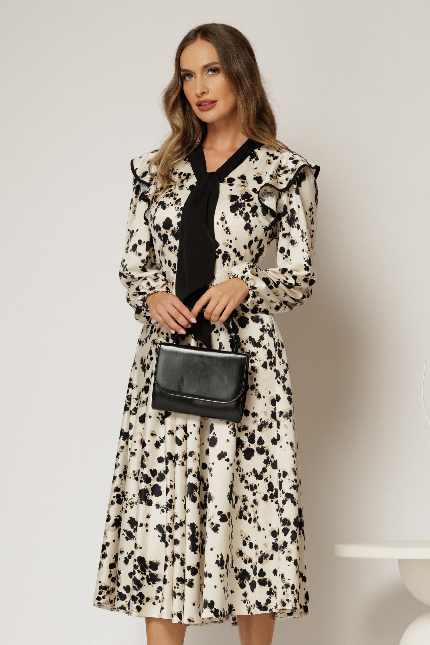 Rochie midi ivoire cu imprimeuri bej și negru și guler tip esarfă – DY Fashion Rochie midi ivoire cu imprimeuri bej și negru și guler tip esarfă – DY Fashion