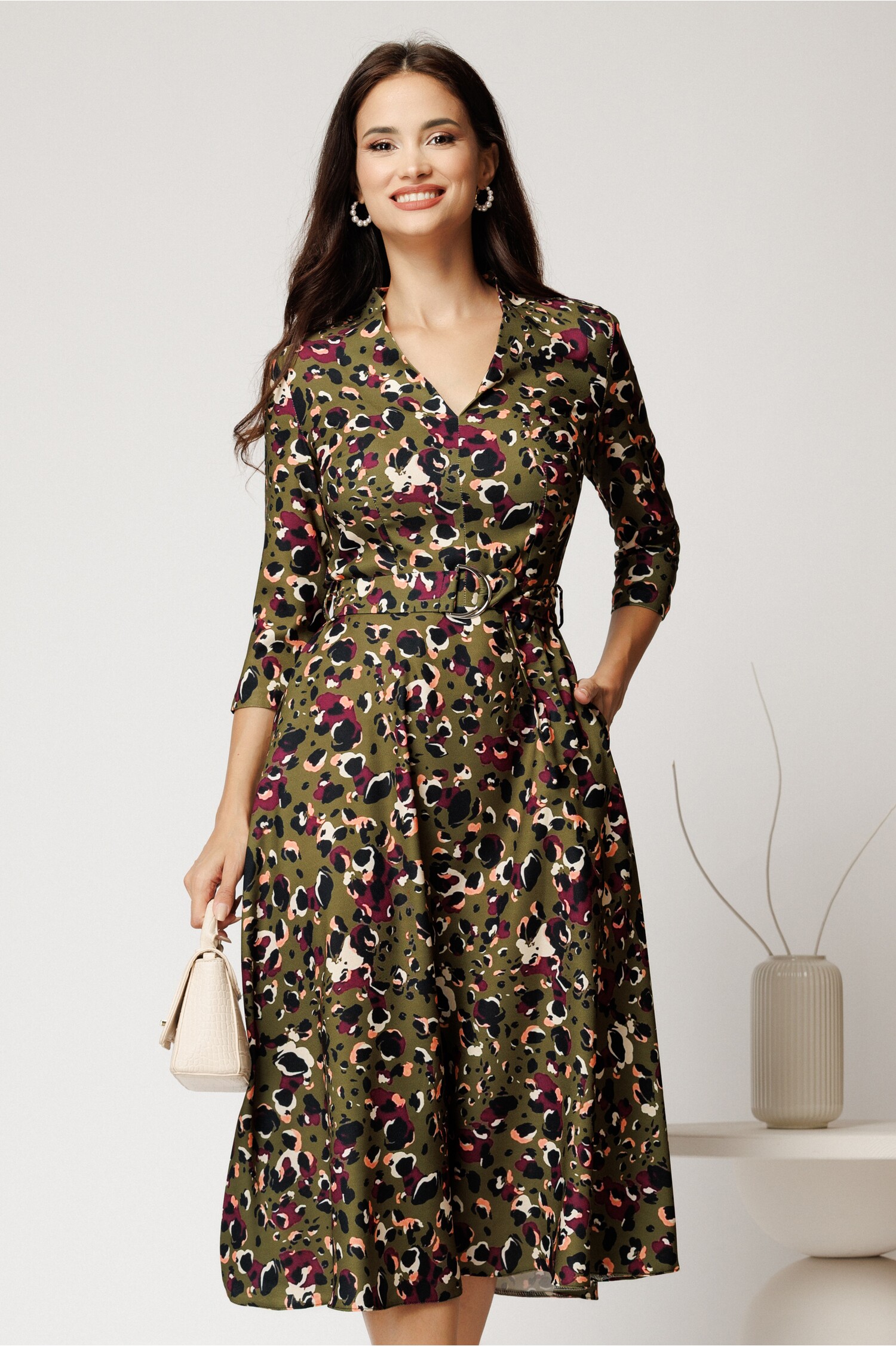 Rochie midi kaki din crep cu imprimeu magenta și cordon Rochie midi kaki din crep cu imprimeu magenta și cordon