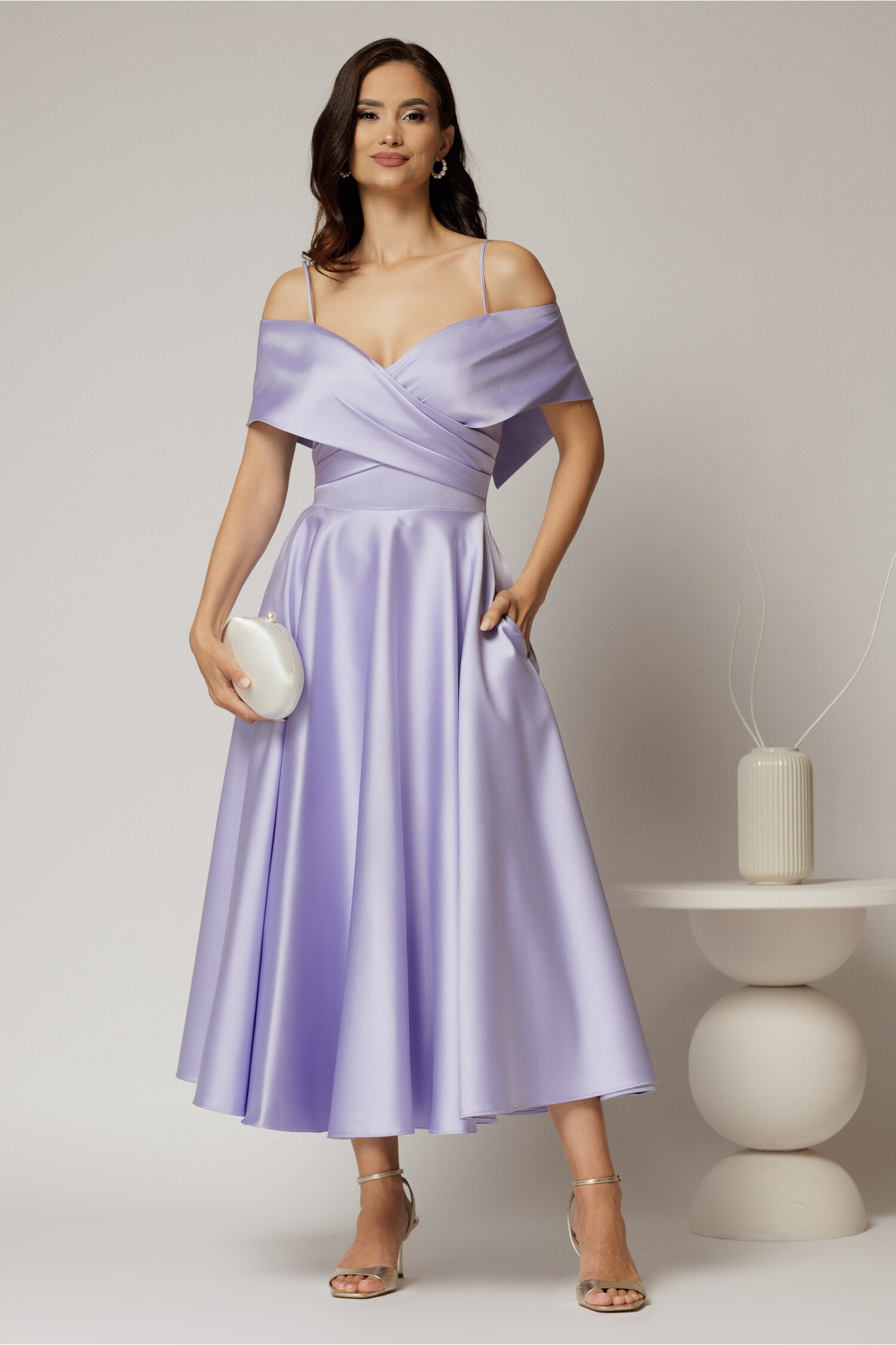 Rochie midi lila din tafta de ocazie cu umeri goi Rochie midi lila din tafta de ocazie cu umeri goi