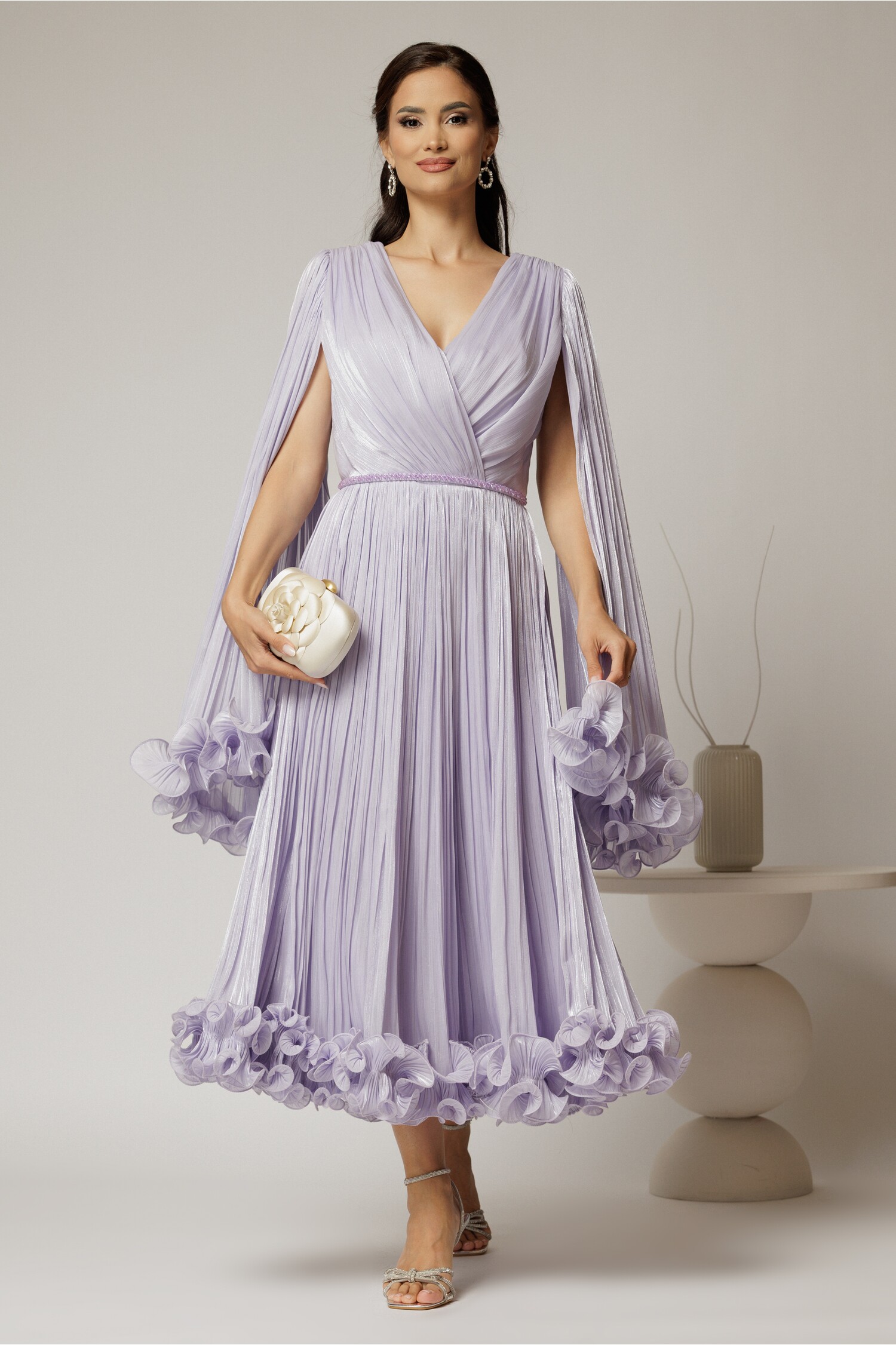 Rochie midi lila din voal satinat cu maneci ample și curea din strasuri Rochie midi lila din voal satinat cu maneci ample și curea din strasuri