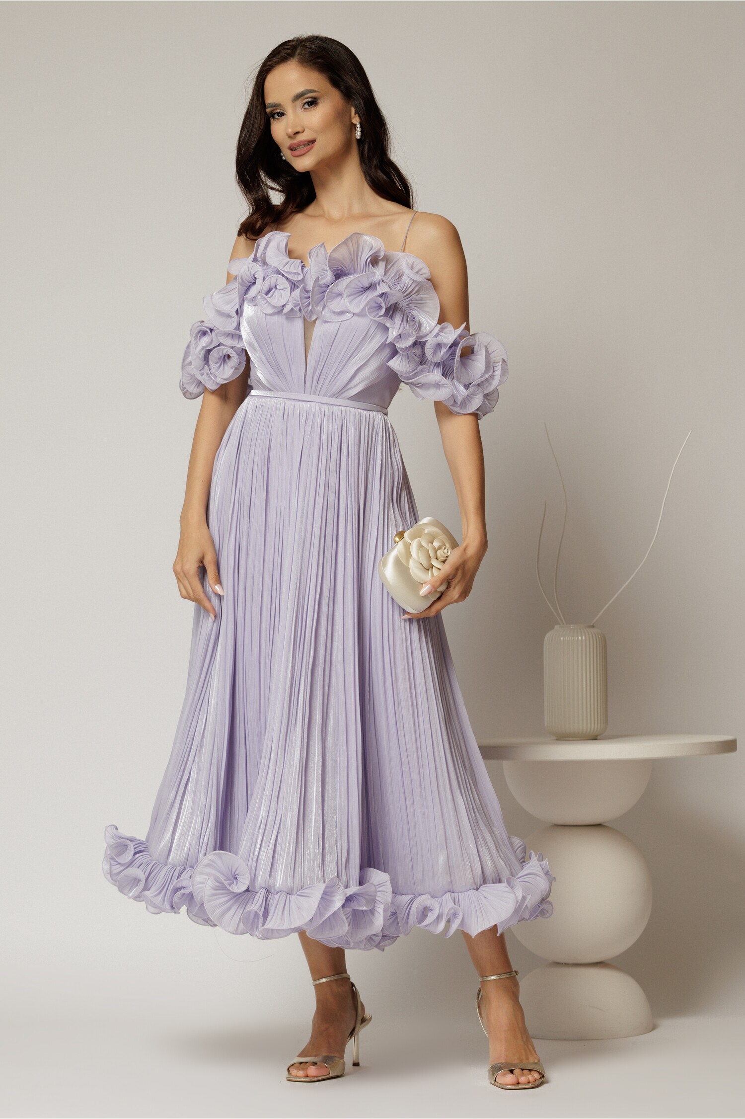 Rochie midi lila în clos din voal satinat cu volanase Rochie midi lila în clos din voal satinat cu volanase