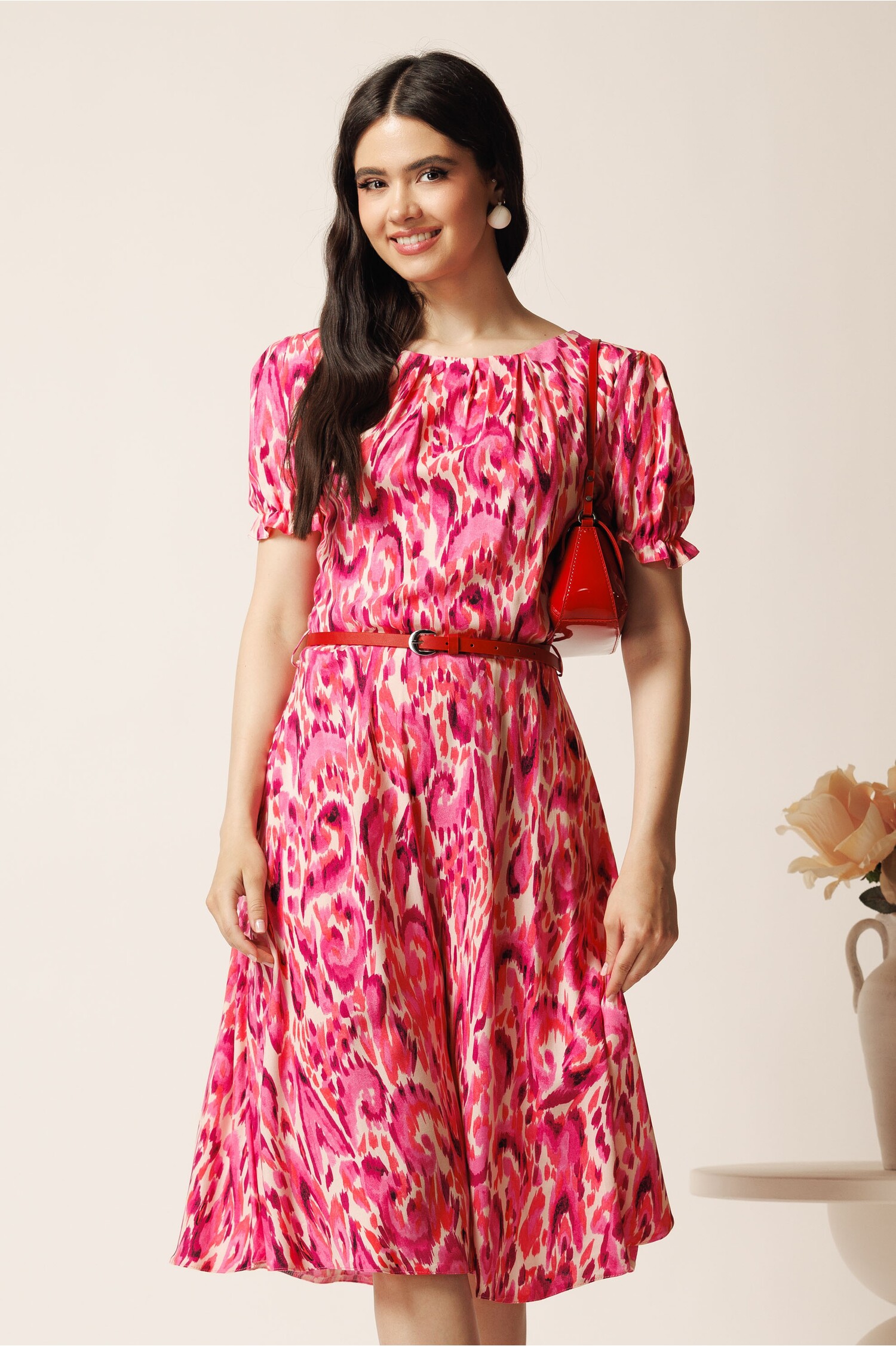Rochie midi magentă din viscoză cu imprimeuri fucsia și curea în talie Rochie midi magentă din viscoză cu imprimeuri fucsia și curea în talie