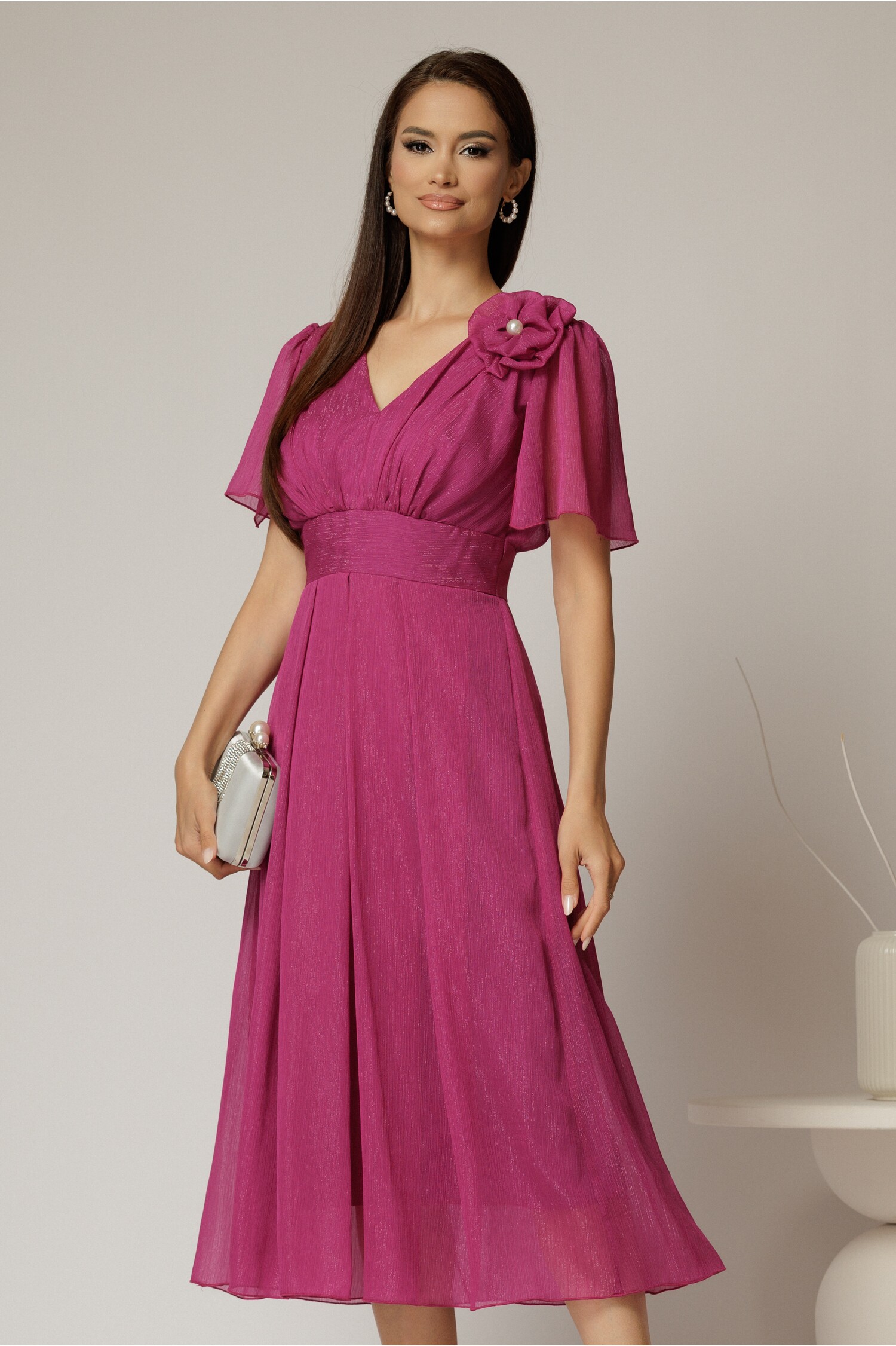 Rochie midi magenta din voal cu fir lurex și floare la umăr – DY Fashion Rochie midi magenta din voal cu fir lurex și floare la umăr – DY Fashion