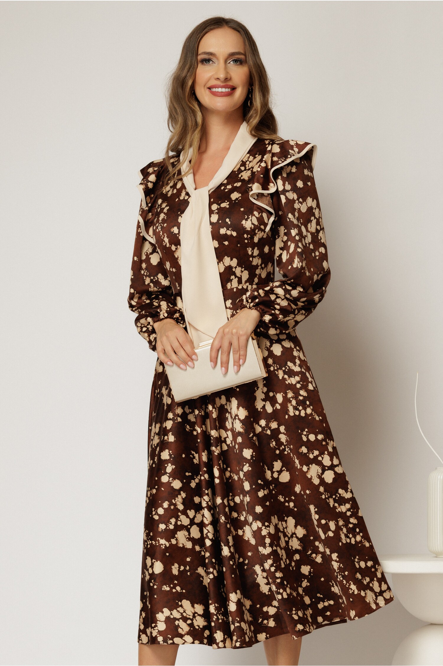 Rochie midi maro cu imprimeuri bej și guler tip esarfa – DY Fashion Rochie midi maro cu imprimeuri bej și guler tip esarfa – DY Fashion