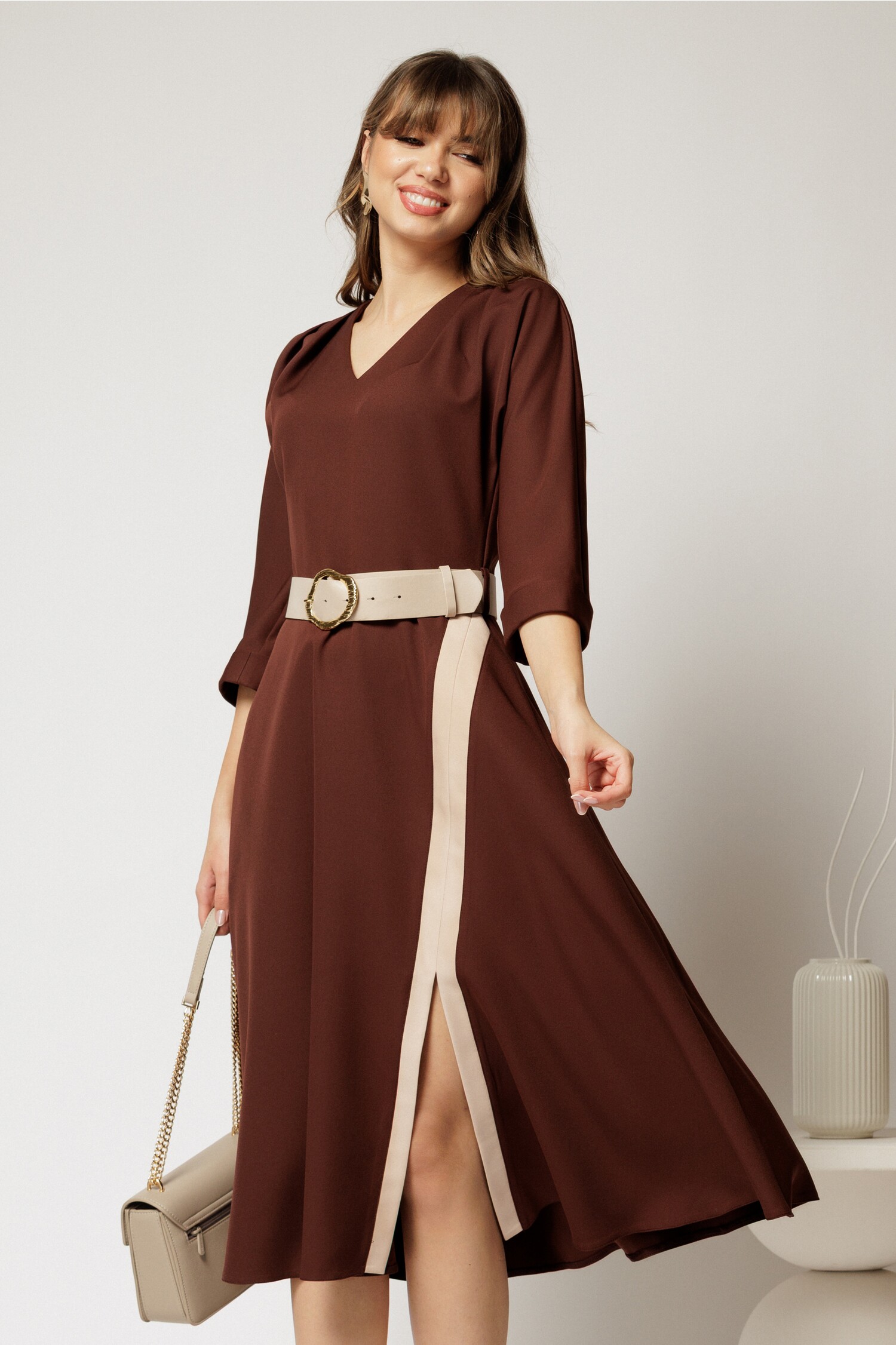 Rochie midi maro cu slit și croială clos Rochie midi maro cu slit și croială clos