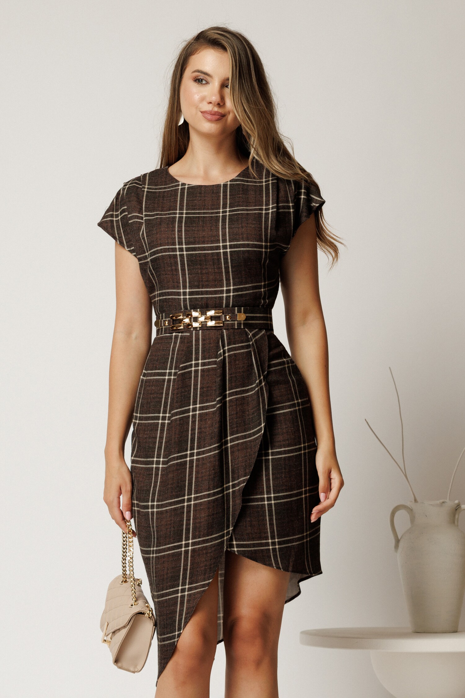 Rochie midi maro din jerse cu carouri și curea Rochie midi maro din jerse cu carouri și curea