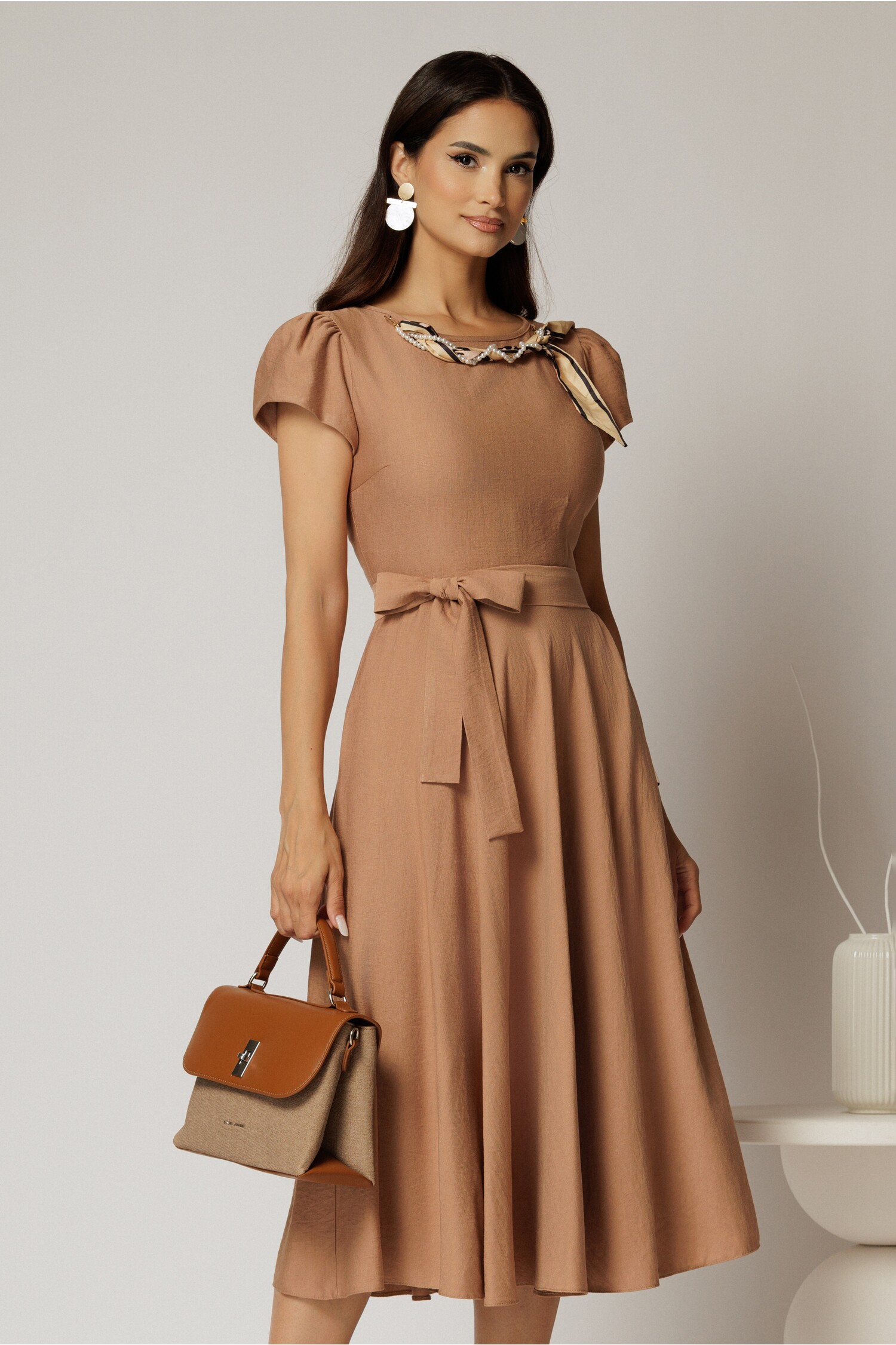 Rochie midi maro din rayon cu lănțișor și eșarfă la decolteu – DY Fashion Rochie midi maro din rayon cu lănțișor și eșarfă la decolteu – DY Fashion