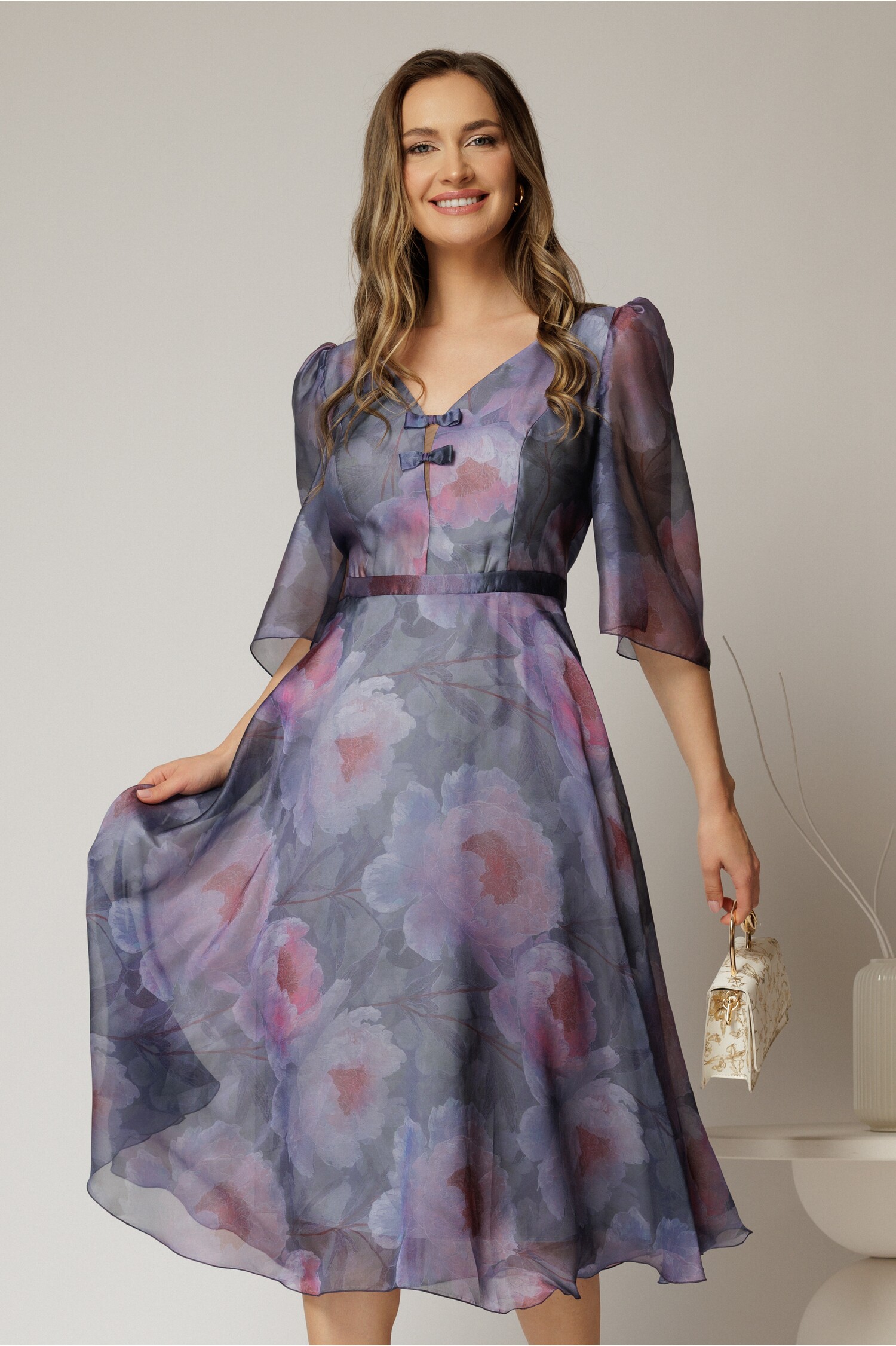 Rochie midi mov cu imprimeuri și fundițe pe bust Rochie midi mov cu imprimeuri și fundițe pe bust