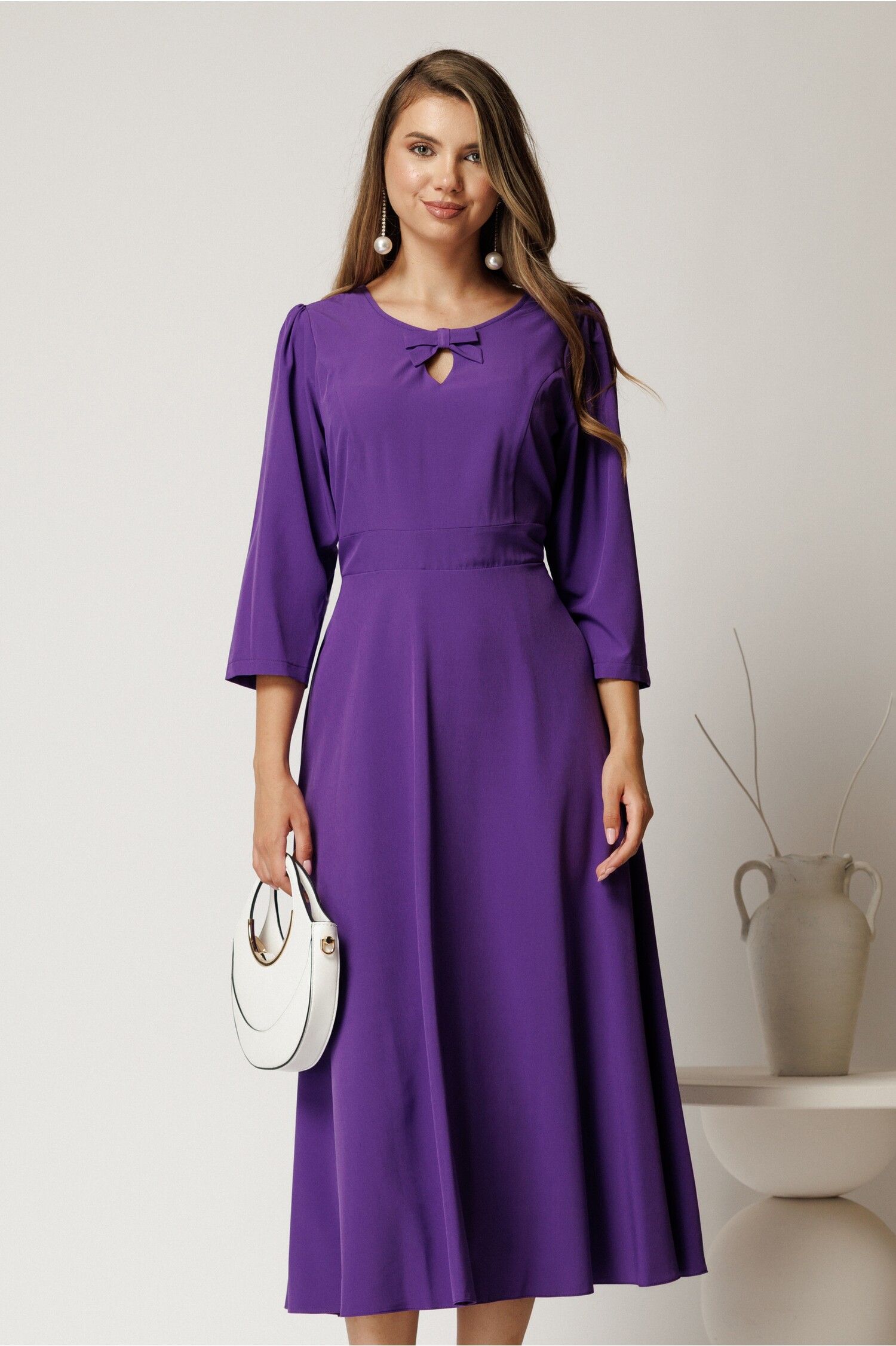 Rochie midi mov din viscoză cu funda și decupaj la decolteu Rochie midi mov din viscoză cu funda și decupaj la decolteu