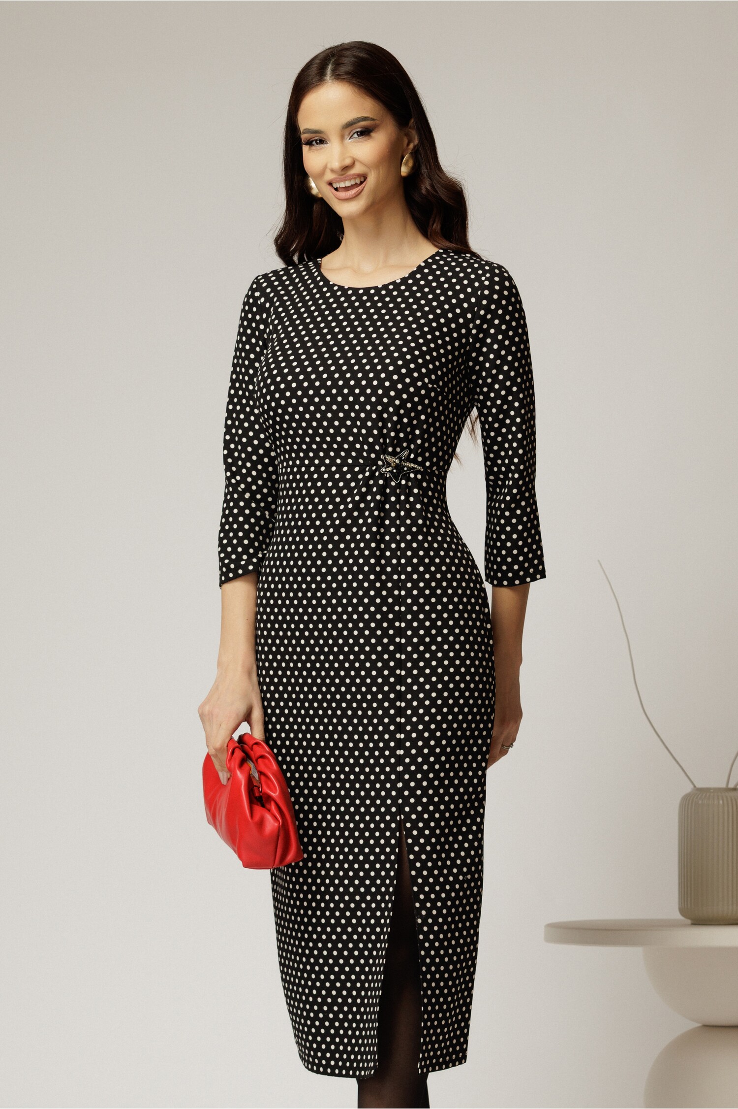 Rochie midi neagră cu buline și accent pe talie Rochie midi neagră cu buline și accent pe talie