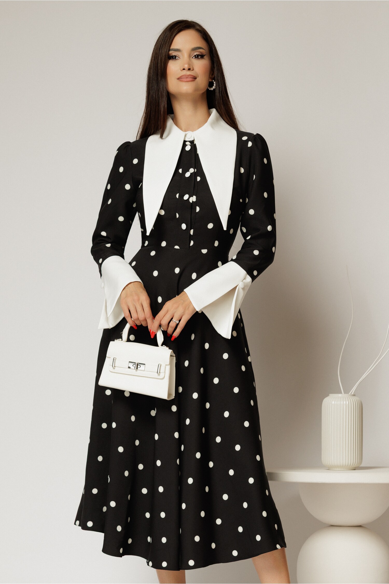 Rochie midi neagră cu buline și guler ascuțit – DY Fashion Rochie midi neagră cu buline și guler ascuțit – DY Fashion