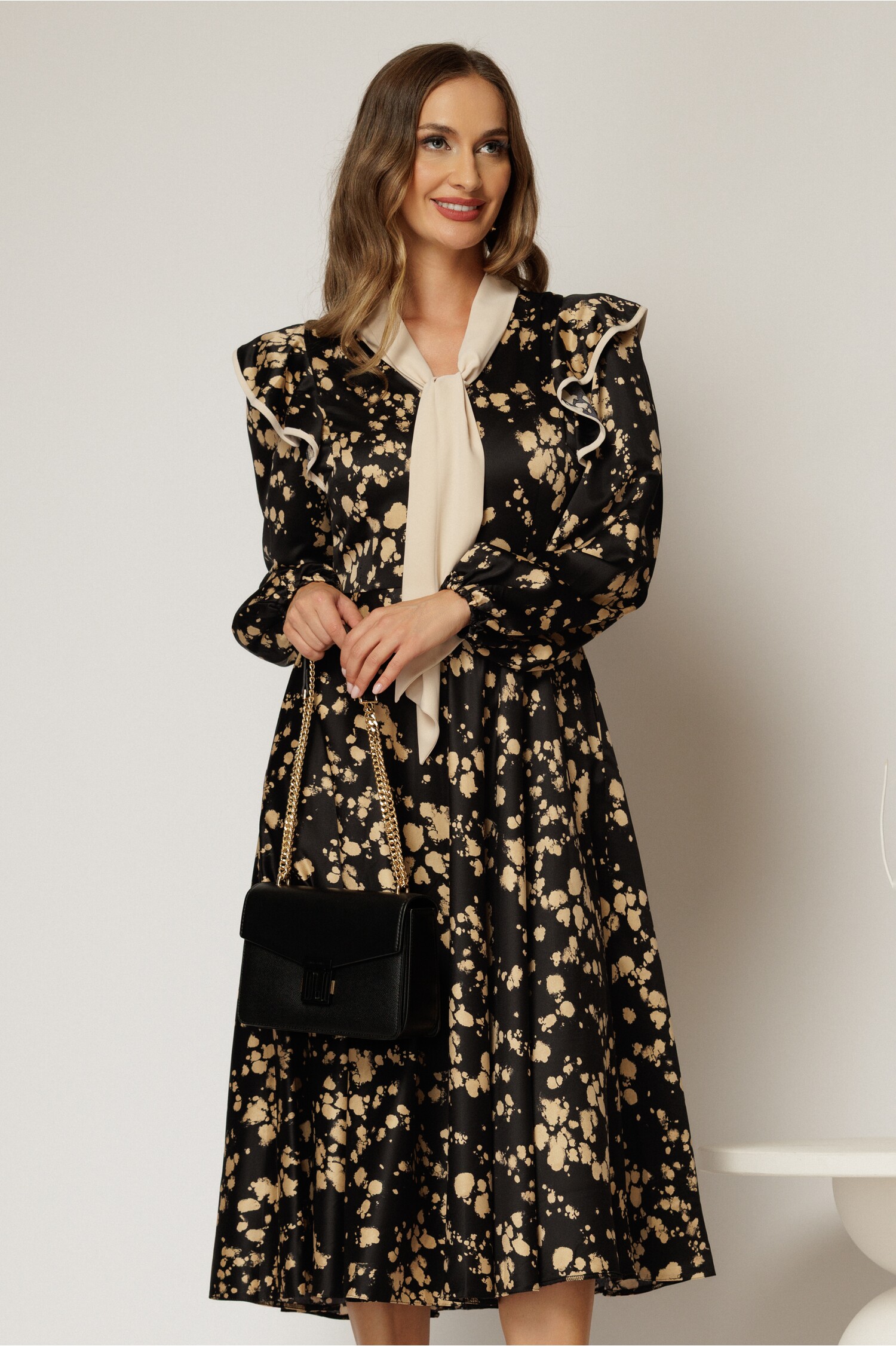 Rochie midi neagră cu imprimeuri bej și guler tip eșarfă – DY Fashion Rochie midi neagră cu imprimeuri bej și guler tip eșarfă – DY Fashion
