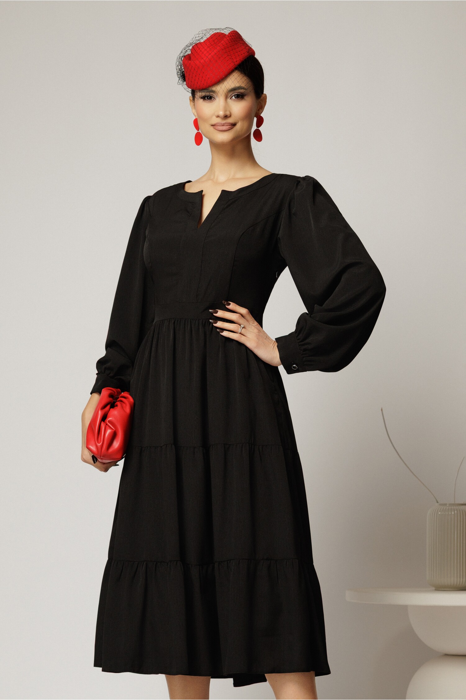 Rochie midi neagră cu volane și decolteu în v Rochie midi neagră cu volane și decolteu în v