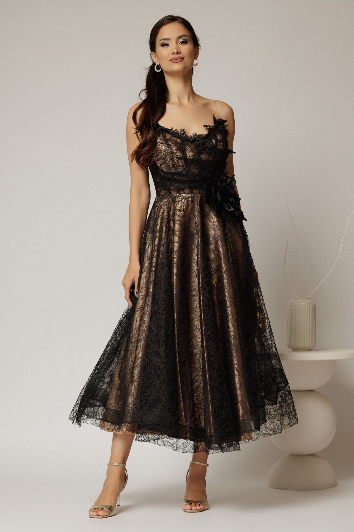 Rochie midi neagră de ocazie din dantelă cu broșe detașabile în talie Rochie midi neagră de ocazie din dantelă cu broșe detașabile în talie