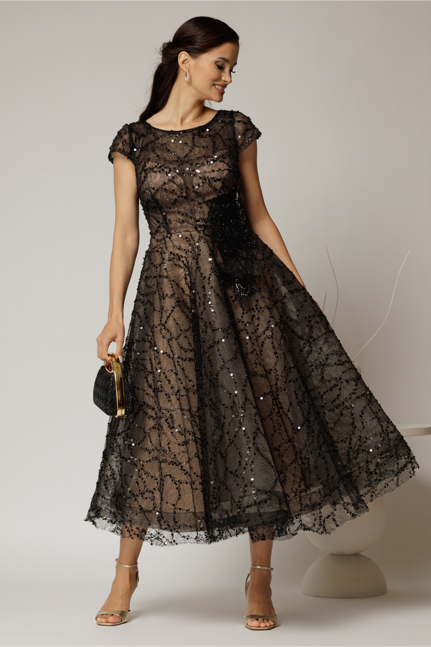 Rochie midi de ocazie neagră din dantelă cu paiete și perle Rochie midi de ocazie neagră din dantelă cu paiete și perle