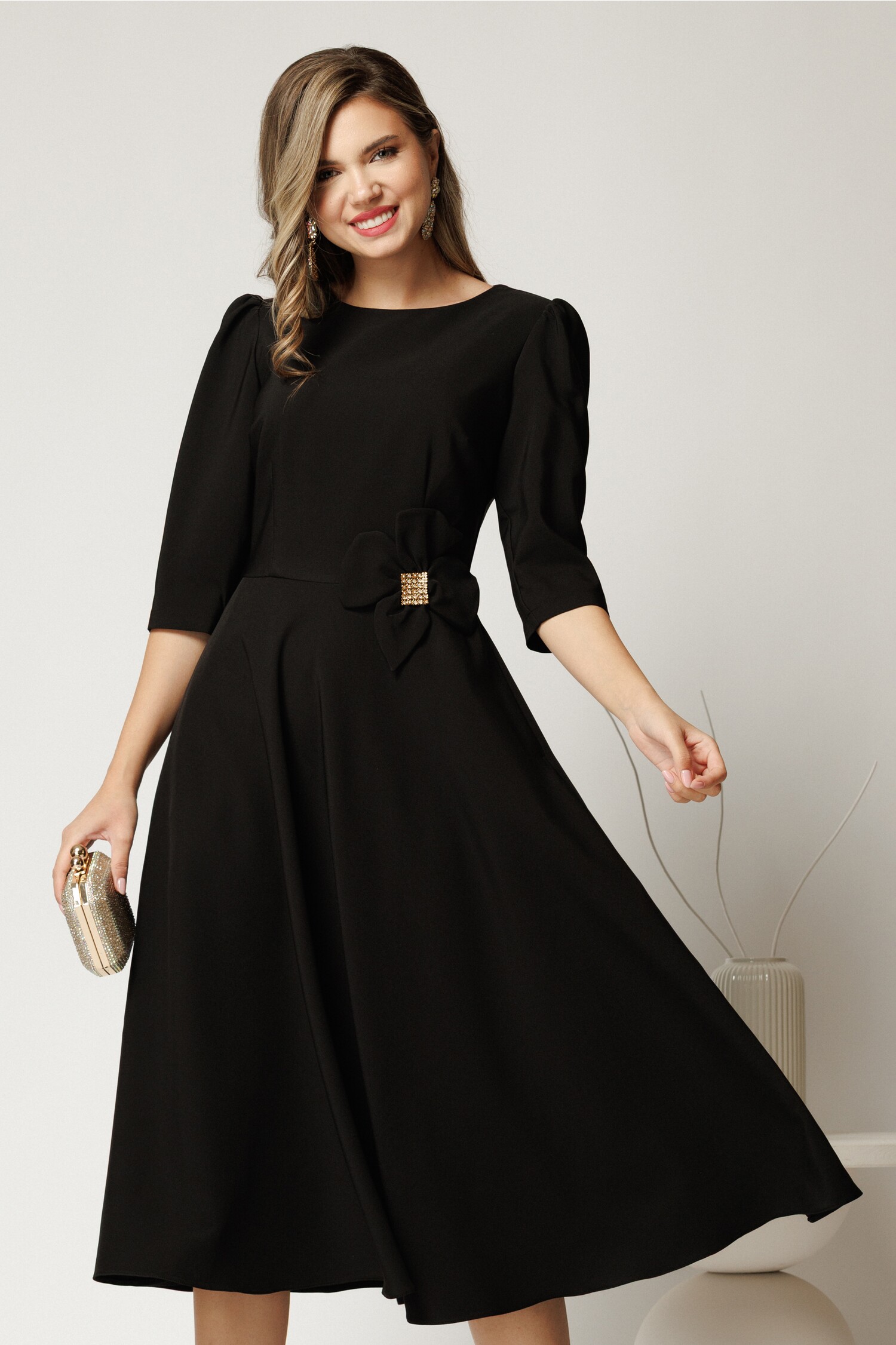 Rochie midi neagră cu floare și cordon detașabil Rochie midi neagră cu floare și cordon detașabil