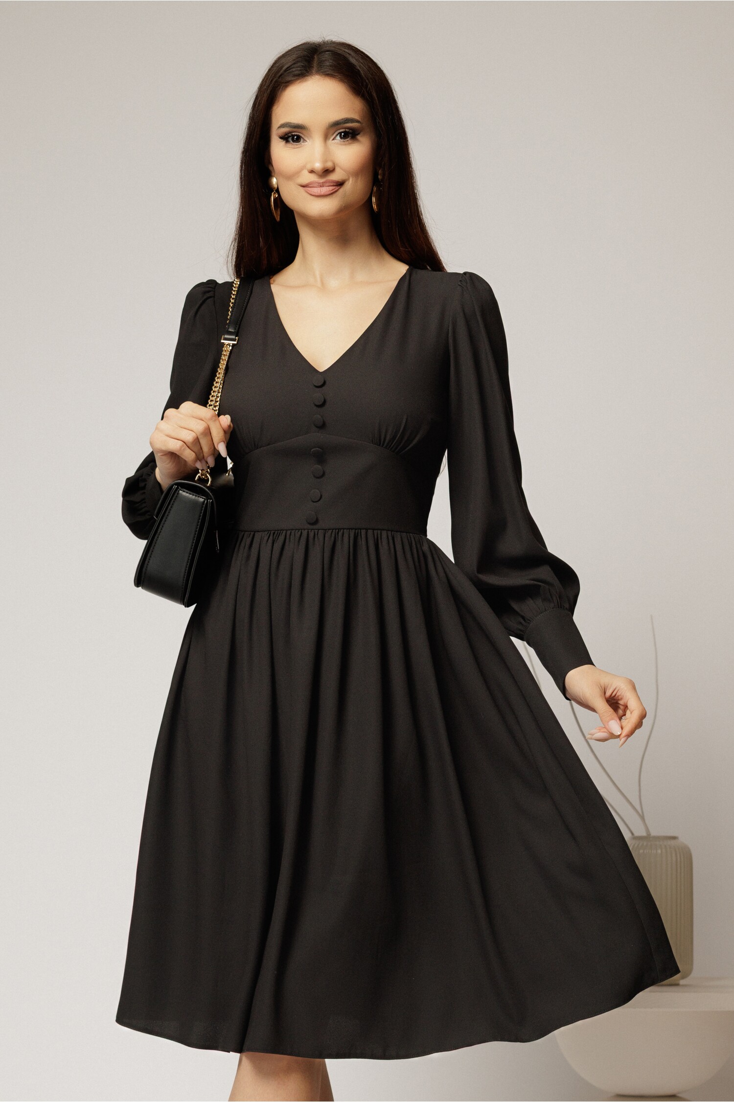 Rochie midi neagră din voal plin cu nasturi decorativi Rochie midi neagră din voal plin cu nasturi decorativi