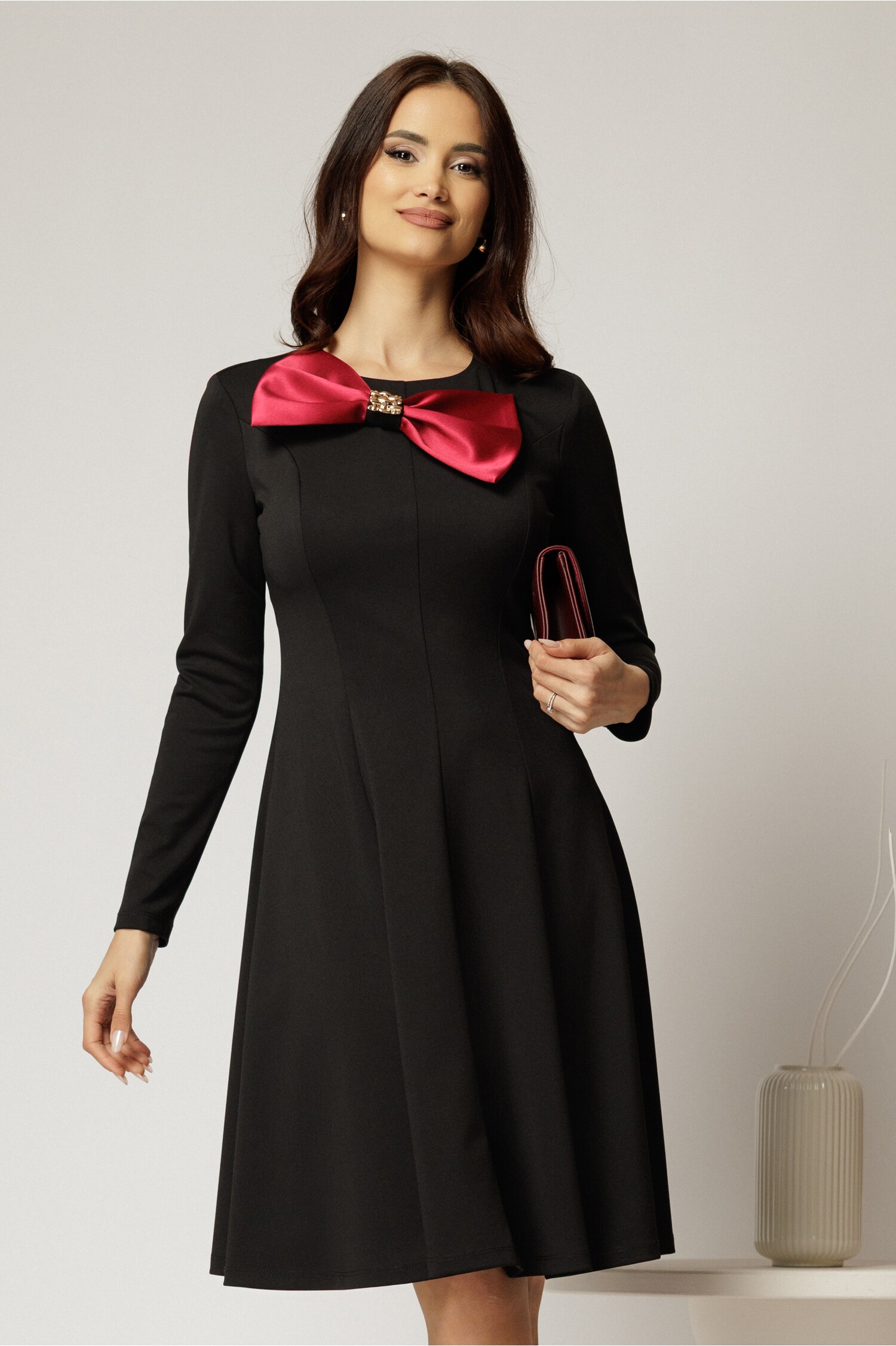 Rochie midi neagră cu funda maxi din satin Rochie midi neagră cu funda maxi din satin