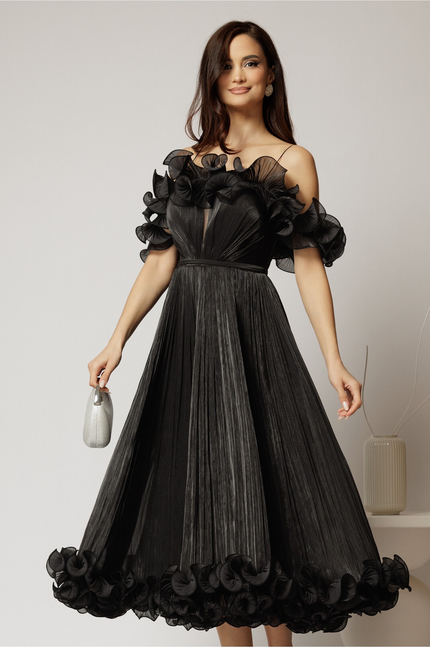 Rochie midi neagră, din voal satinat, cu volănașe Rochie midi neagră, din voal satinat, cu volănașe