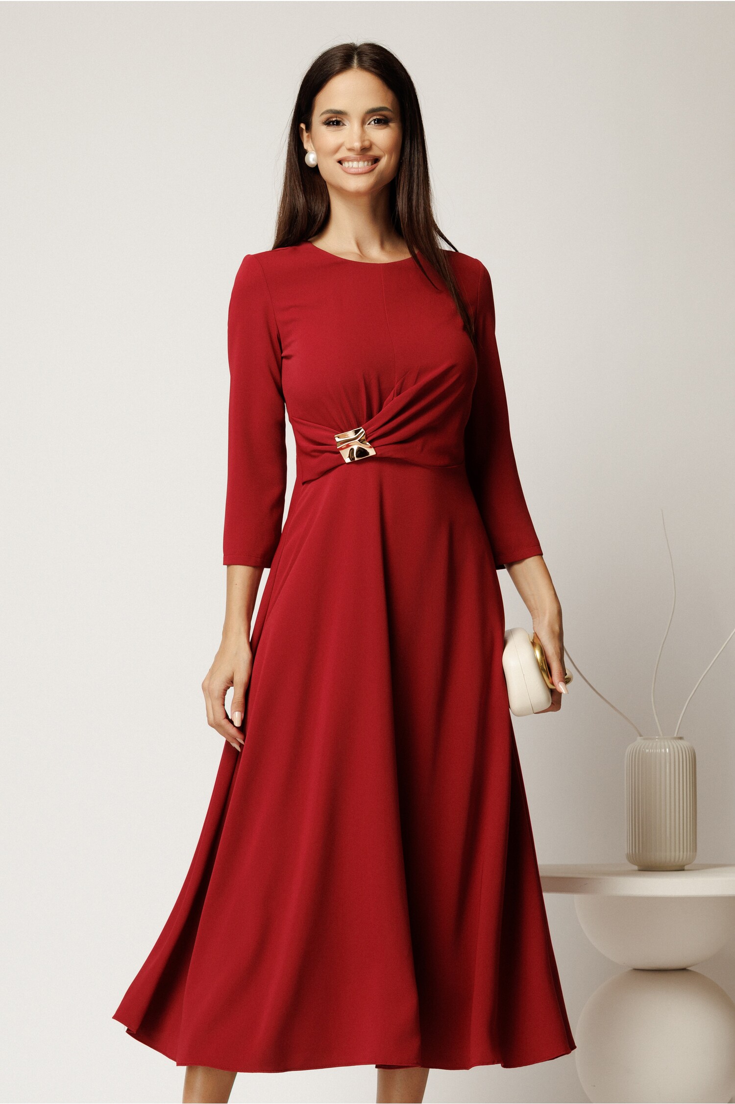 Rochie midi roșie din crep cu fronseuri și aplicație metalică în talie Rochie midi roșie din crep cu fronseuri și aplicație metalică în talie