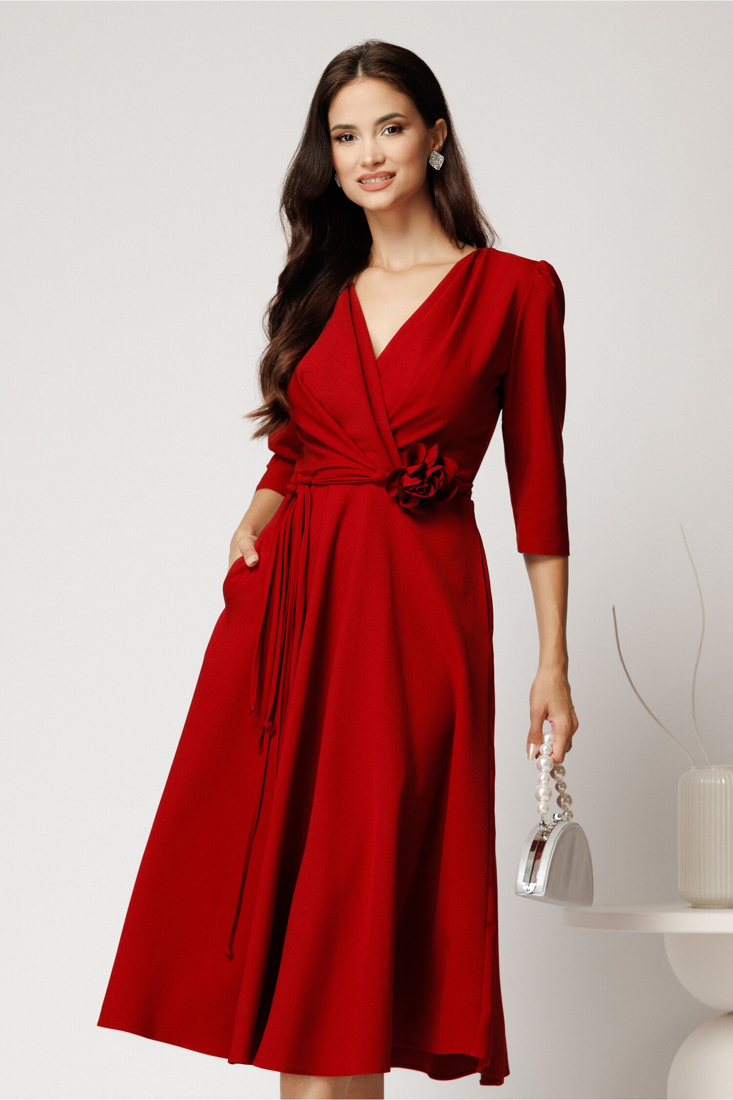 Rochie midi bordo din stofă cu floare în talie Rochie midi bordo din stofă cu floare în talie