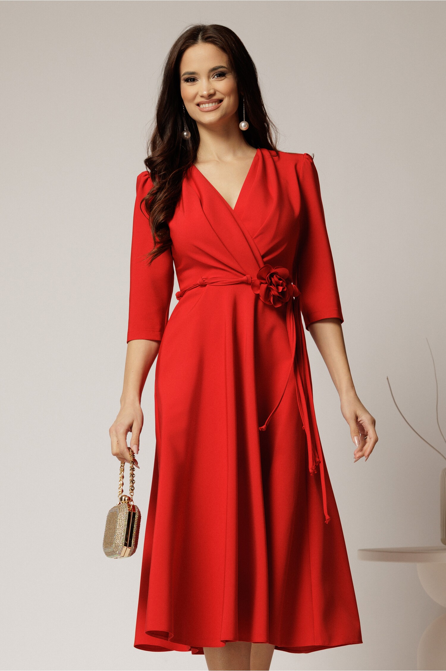 Rochie midi roșie din țesătură cloș cu floare în talie Rochie midi roșie din țesătură cloș cu floare în talie