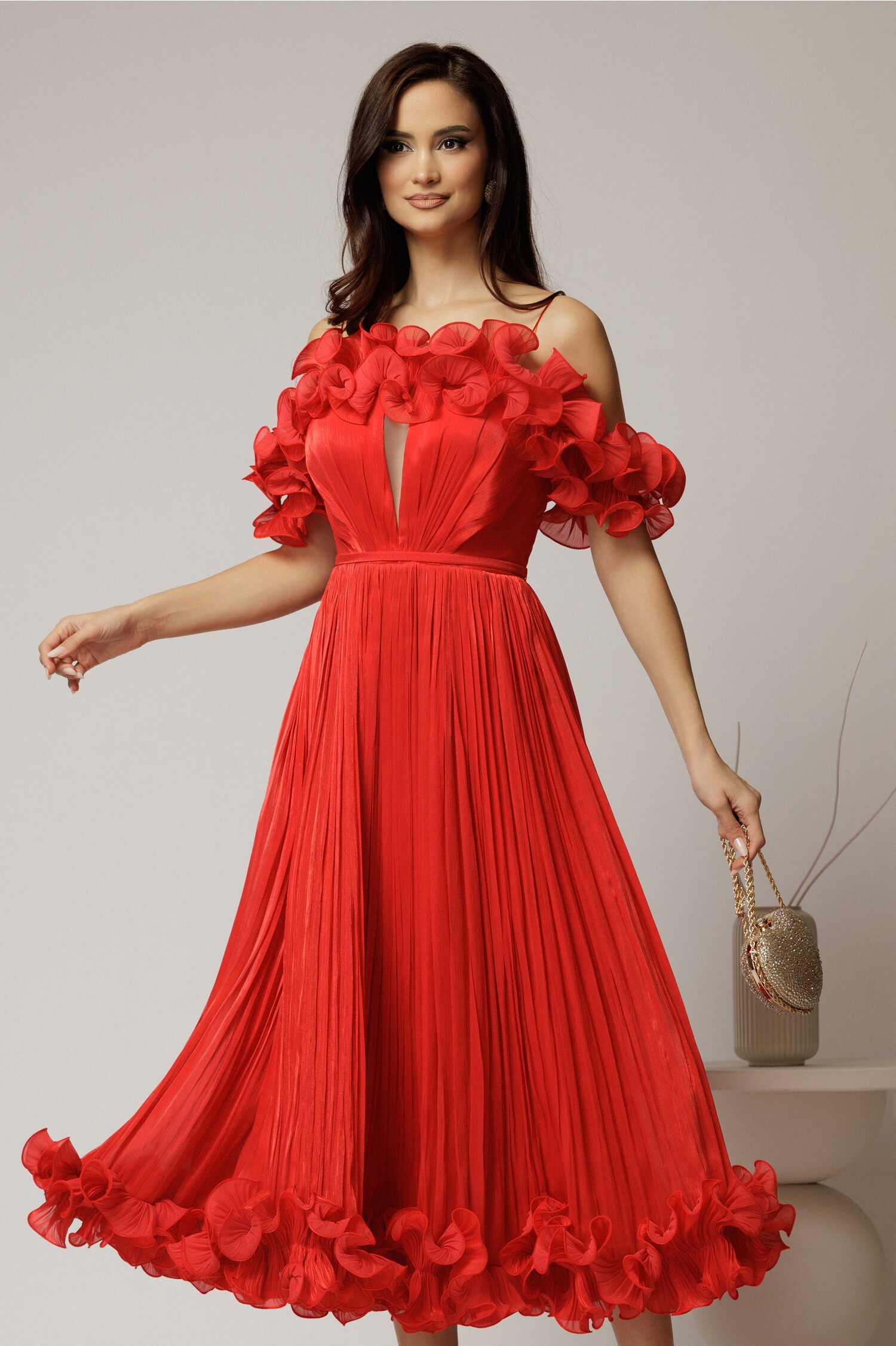 Rochie midi roșie în clos din voal satinat cu volanase Rochie midi roșie în clos din voal satinat cu volanase