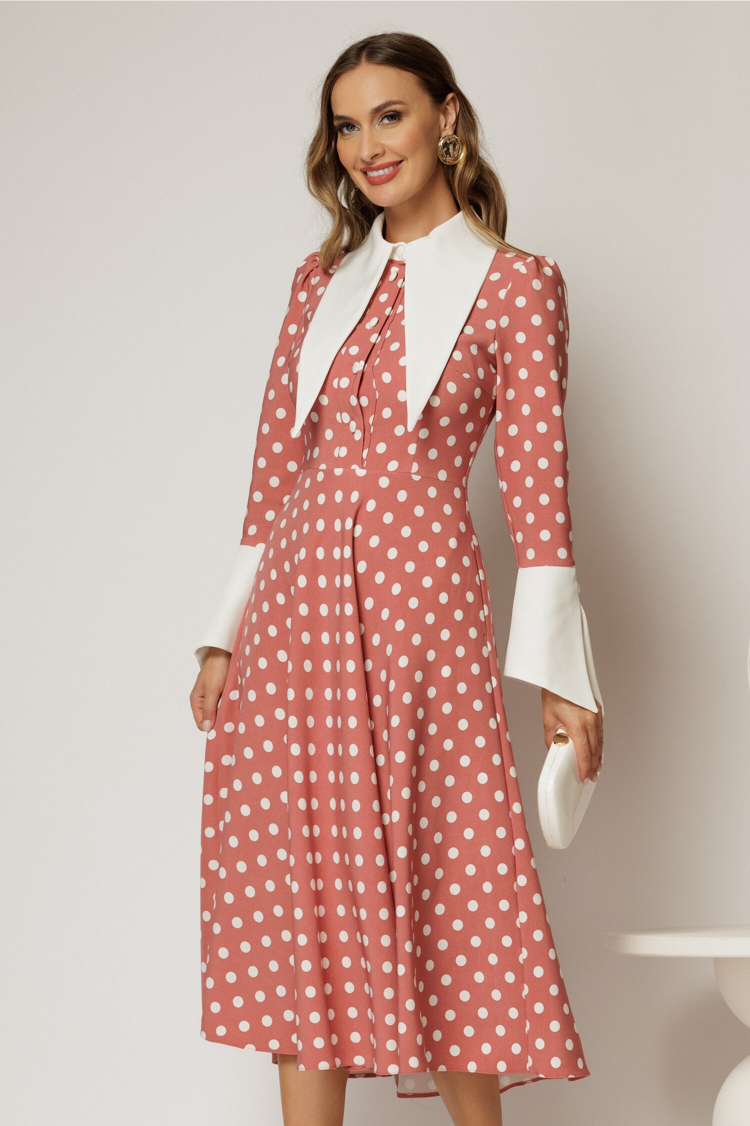 Rochie midi roz coniac cu buline mici şi guler ascuţit – DY Fashion Rochie midi roz coniac cu buline mici şi guler ascuţit – DY Fashion