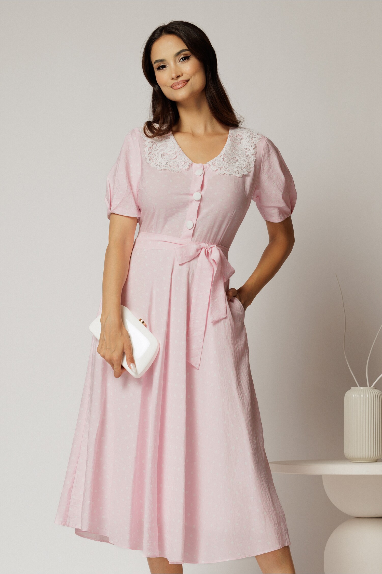 Rochie midi roz cu buline și guler brodat – DY Fashion Rochie midi roz cu buline și guler brodat – DY Fashion