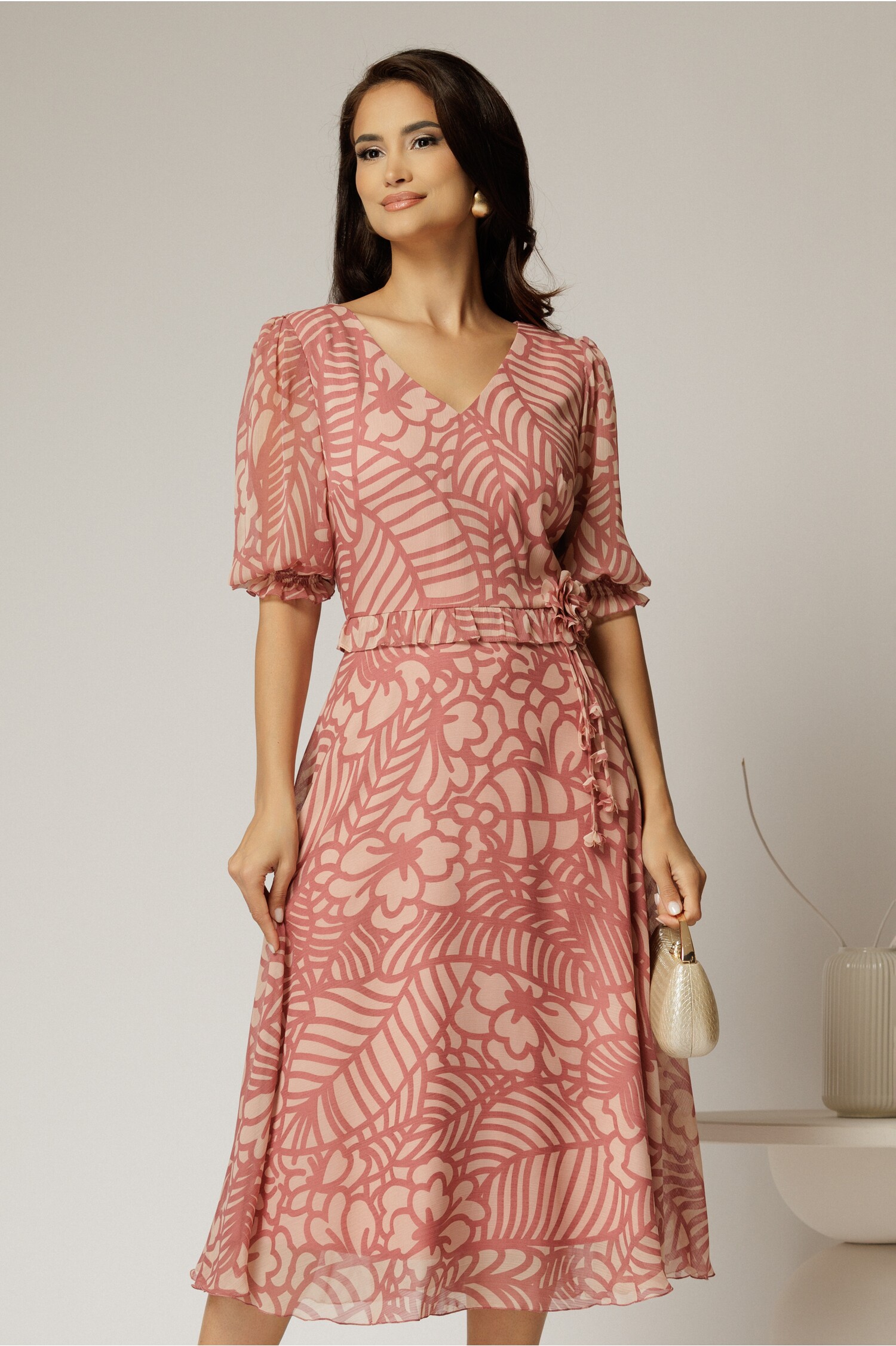Rochie midi roz cu imprimeuri din voal creponat și decolteu în v – DY Fashion Rochie midi roz cu imprimeuri din voal creponat și decolteu în v – DY Fashion
