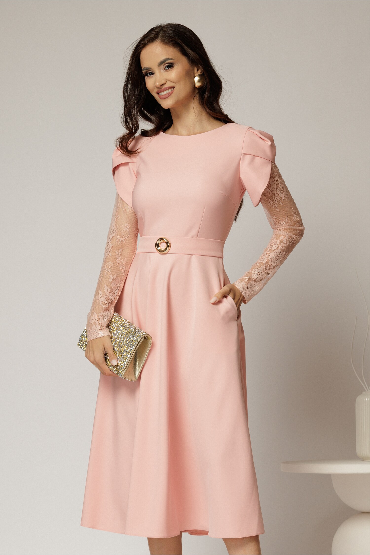 Rochie midi roz cu mâneci din dantelă și cordon detașabil Rochie midi roz cu mâneci din dantelă și cordon detașabil