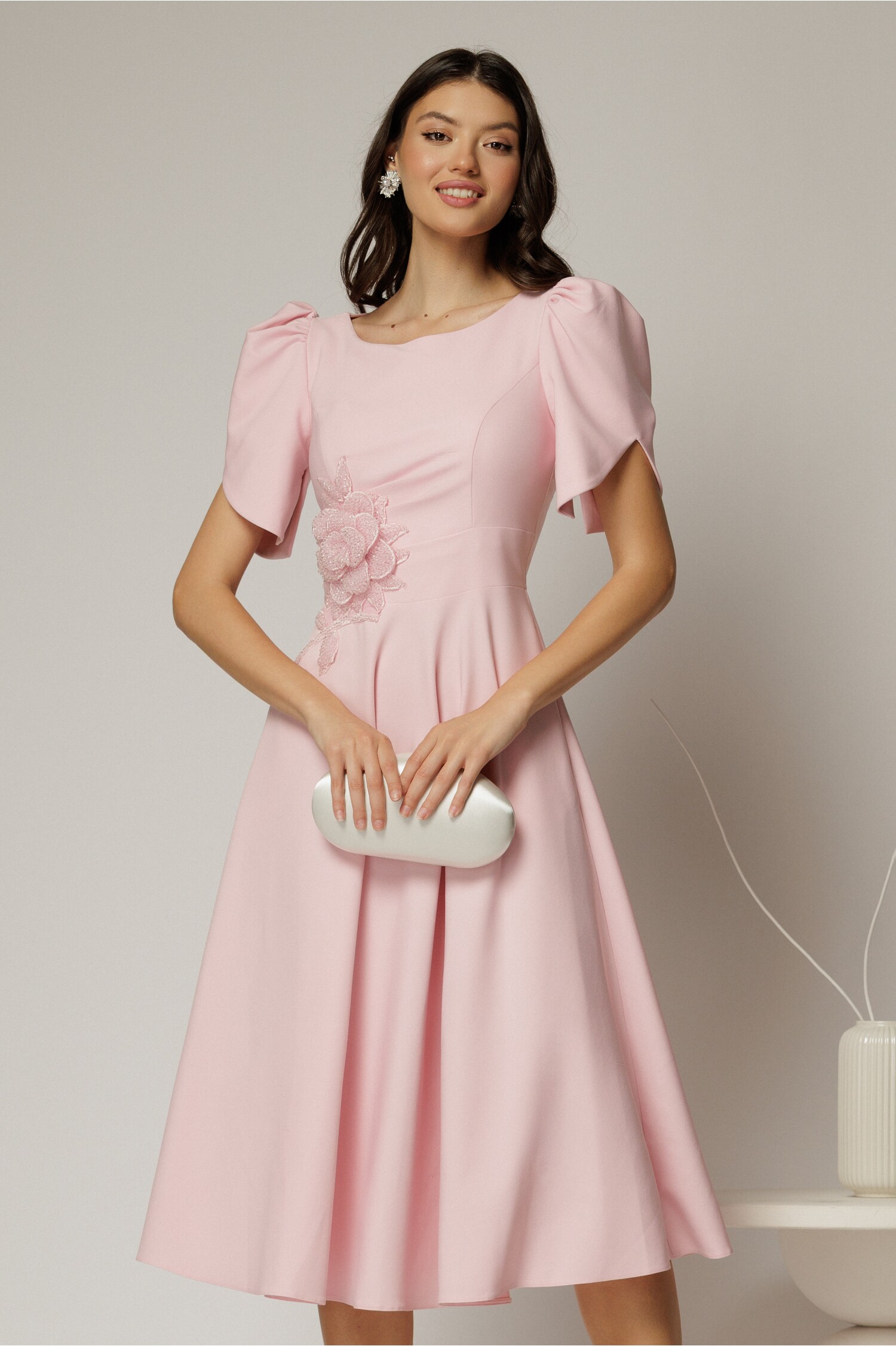 Rochie midi roz de ocazie cu aplicație din mărgele și mâneci decupate – DY Fashion Rochie midi roz de ocazie cu aplicație din mărgele și mâneci decupate – DY Fashion