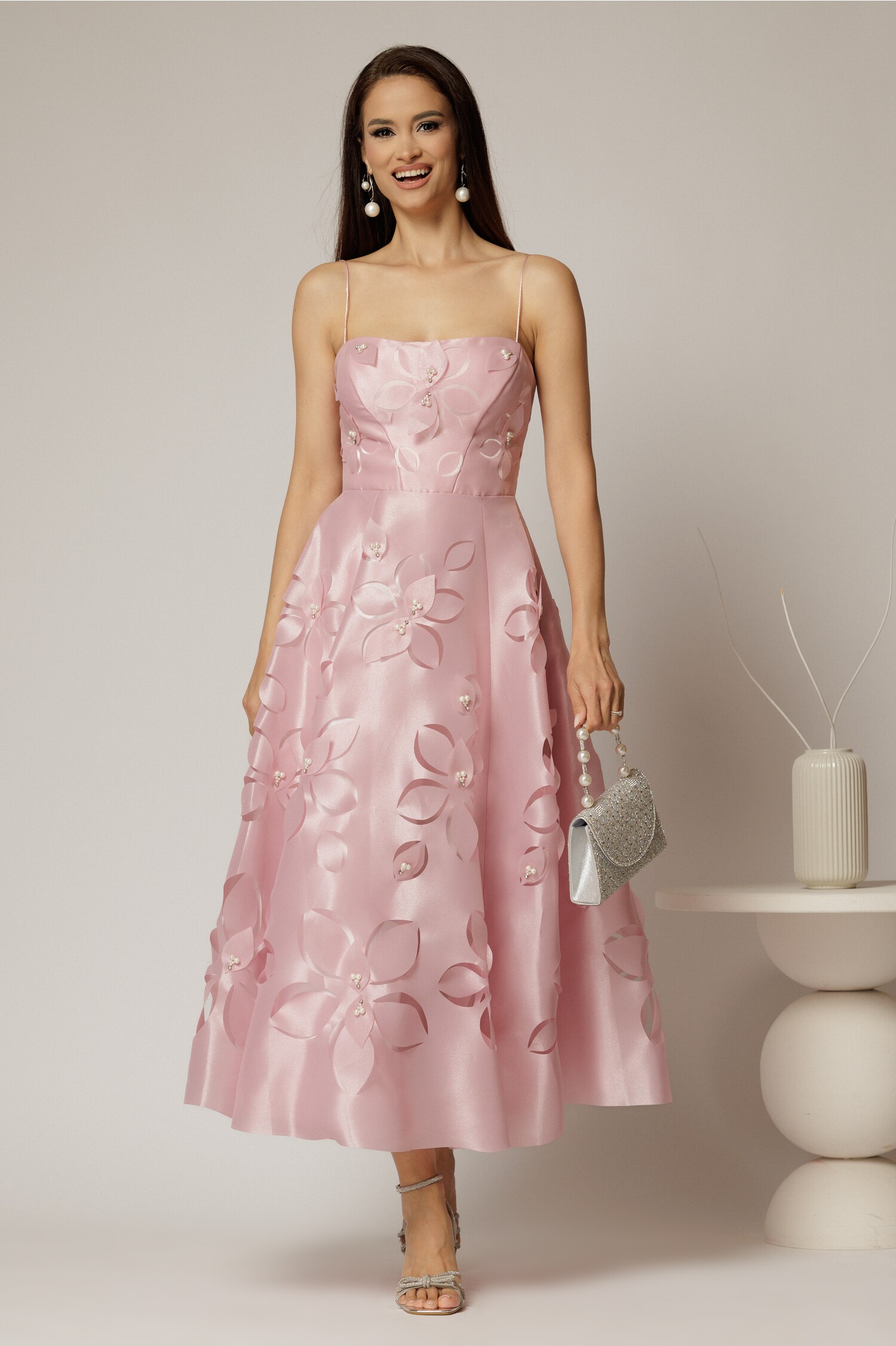 Rochie midi roz de ocazie cu decupaje florale și perle – DY Fashion Rochie midi roz de ocazie cu decupaje florale și perle – DY Fashion