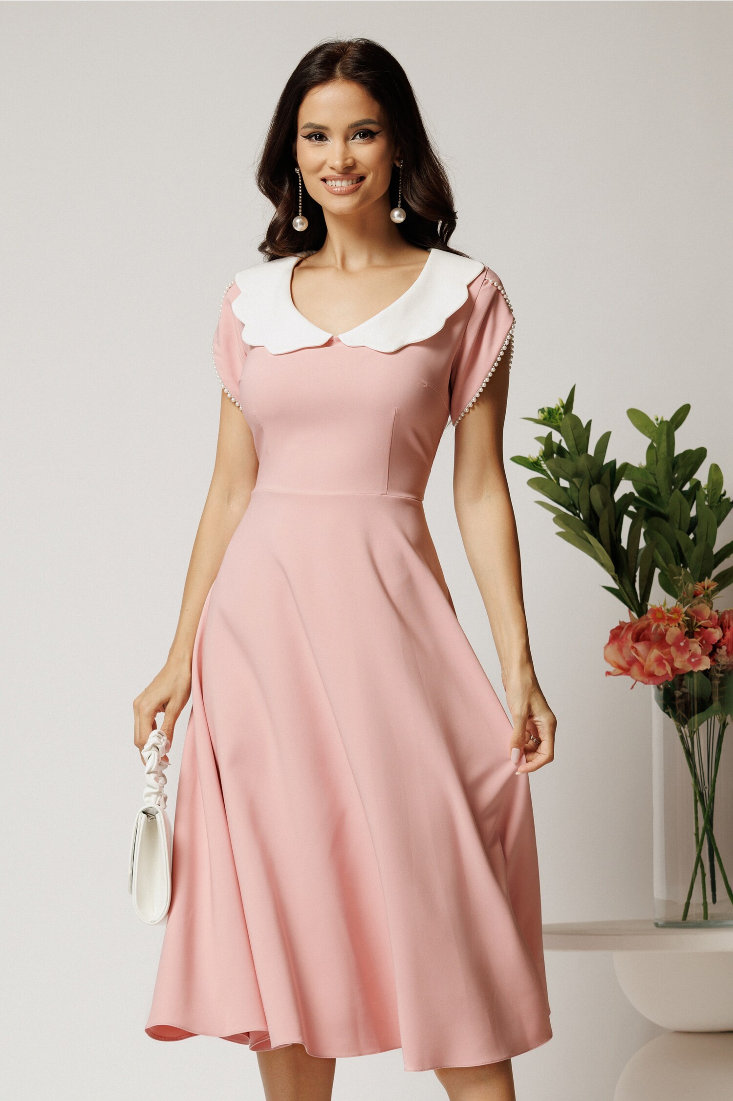 Rochie midi roz din stofă în clos cu guler alb și perle la mânici Rochie midi roz din stofă în clos cu guler alb și perle la mânici