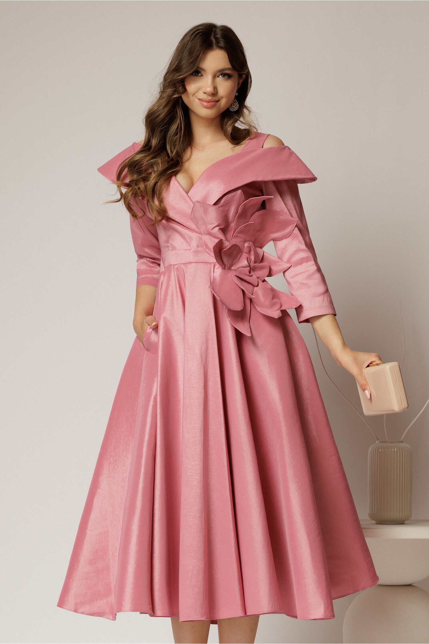 Rochie midi roz din tafta peliculizata cu floare ampla pe talie – DY Fashion Rochie midi roz din tafta peliculizata cu floare ampla pe talie – DY Fashion