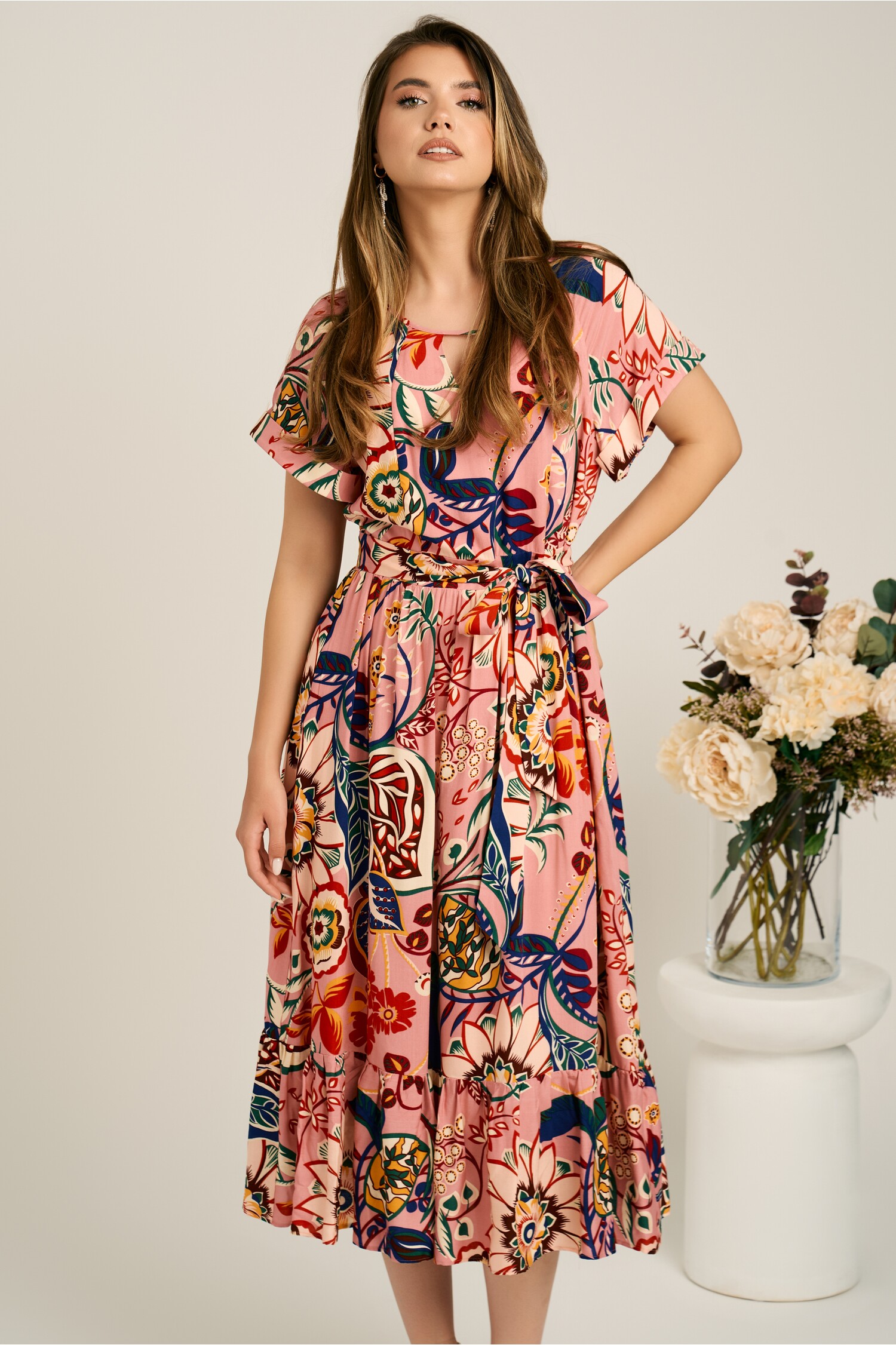 Rochie midi roz cu imprimeu colorat și cordon la talie Rochie midi roz cu imprimeu colorat și cordon la talie