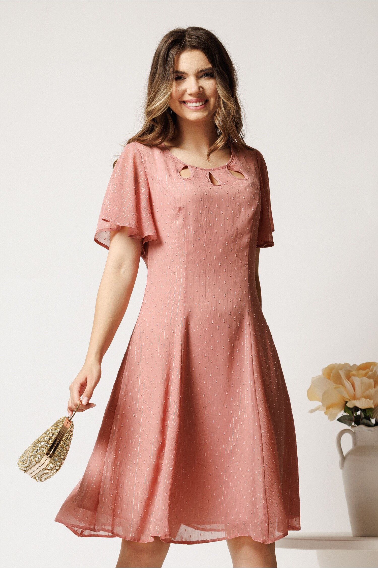 Rochie midi roz cu fir lurex și decupaje la decolteu Rochie midi roz cu fir lurex și decupaje la decolteu