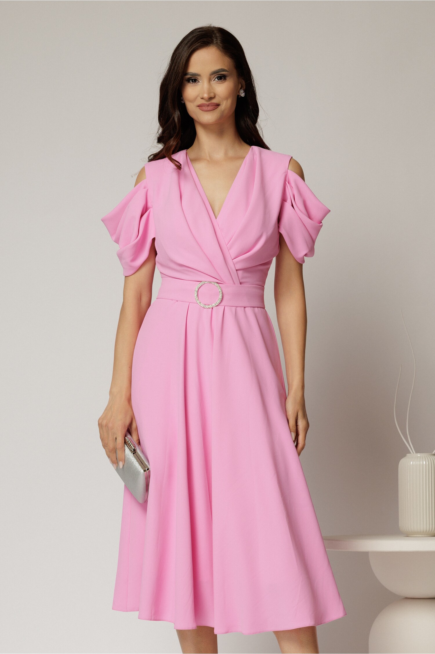 Rochie midi din voal roz cu decupaje la umeri și cordon în talie – DY Fashion Rochie midi din voal roz cu decupaje la umeri și cordon în talie – DY Fashion
