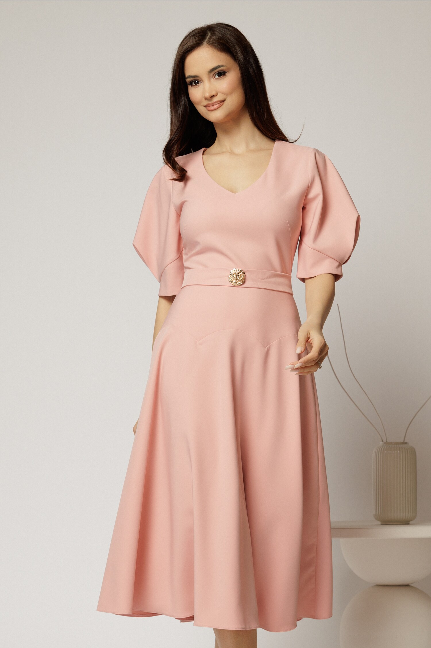 Rochie midi roz elegantă cu fustă clos, decolteu adânc în v și mâneci bufante – DY Fashion Rochie midi roz elegantă cu fustă clos, decolteu adânc în v și mâneci bufante – DY Fashion